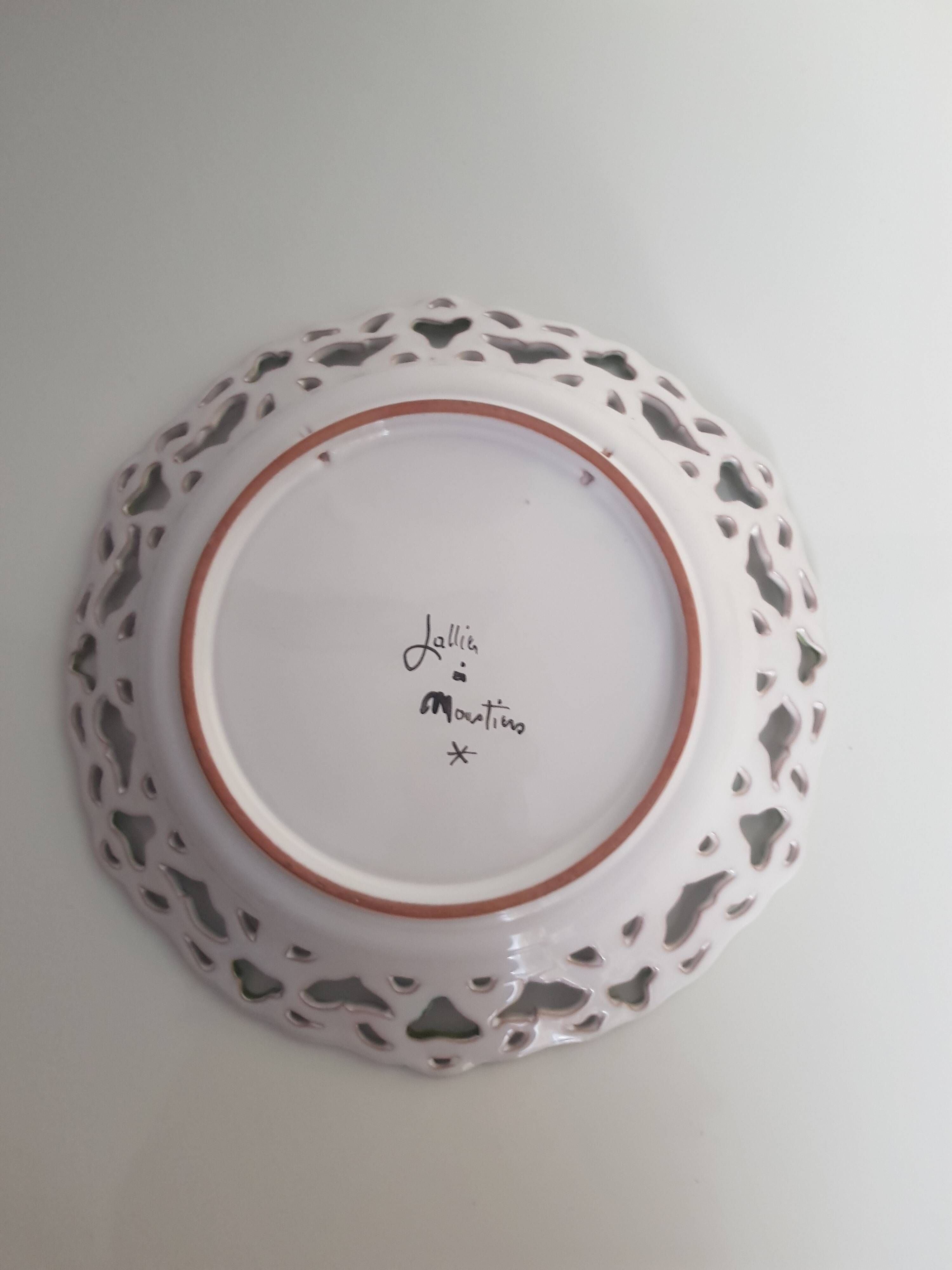 Decorative plate s6 Lallier in Moustiers with an openwork rim.
