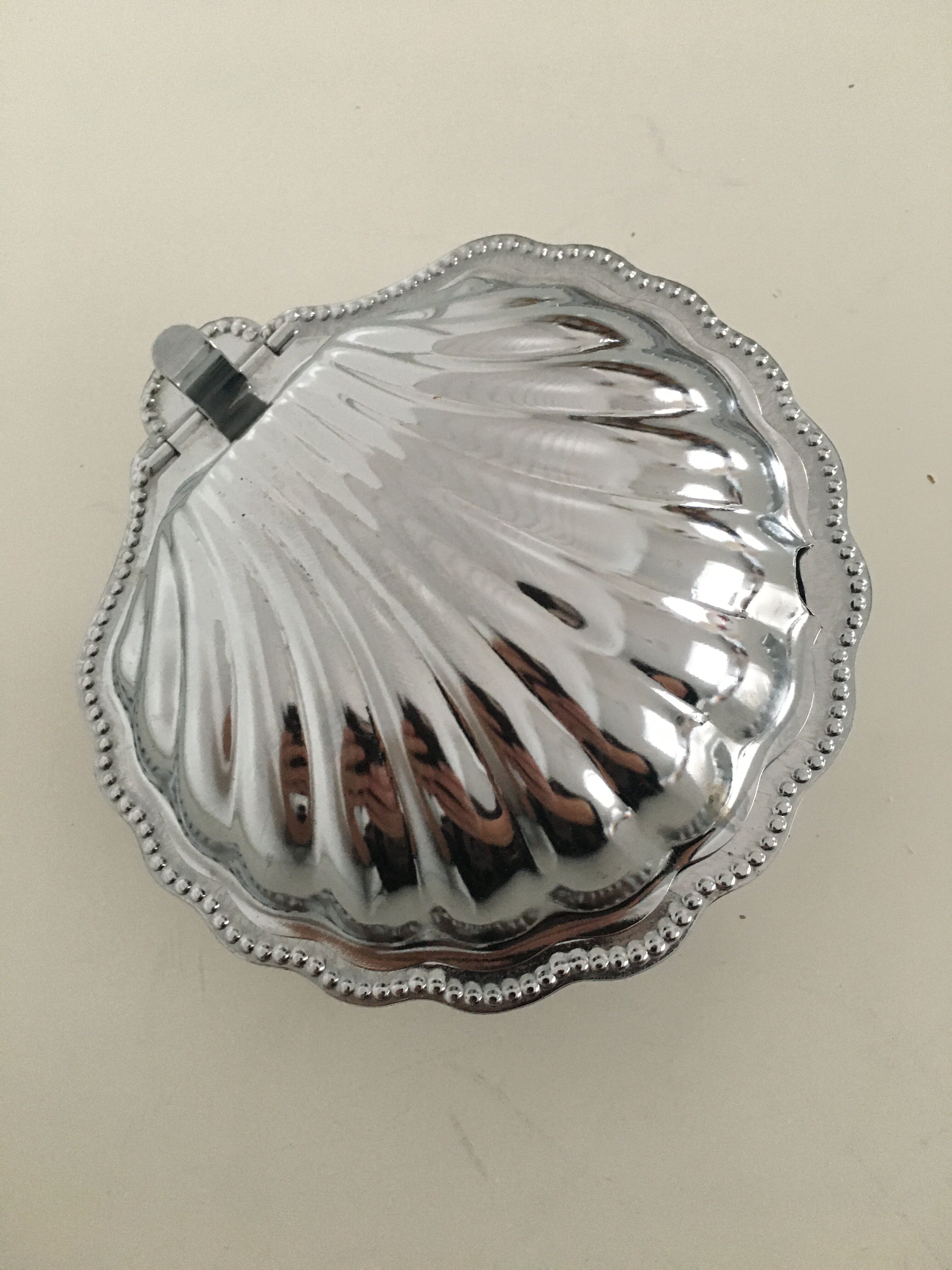 Empty chrome metal pockets shape scallops