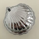 Empty chrome metal pockets shape scallops