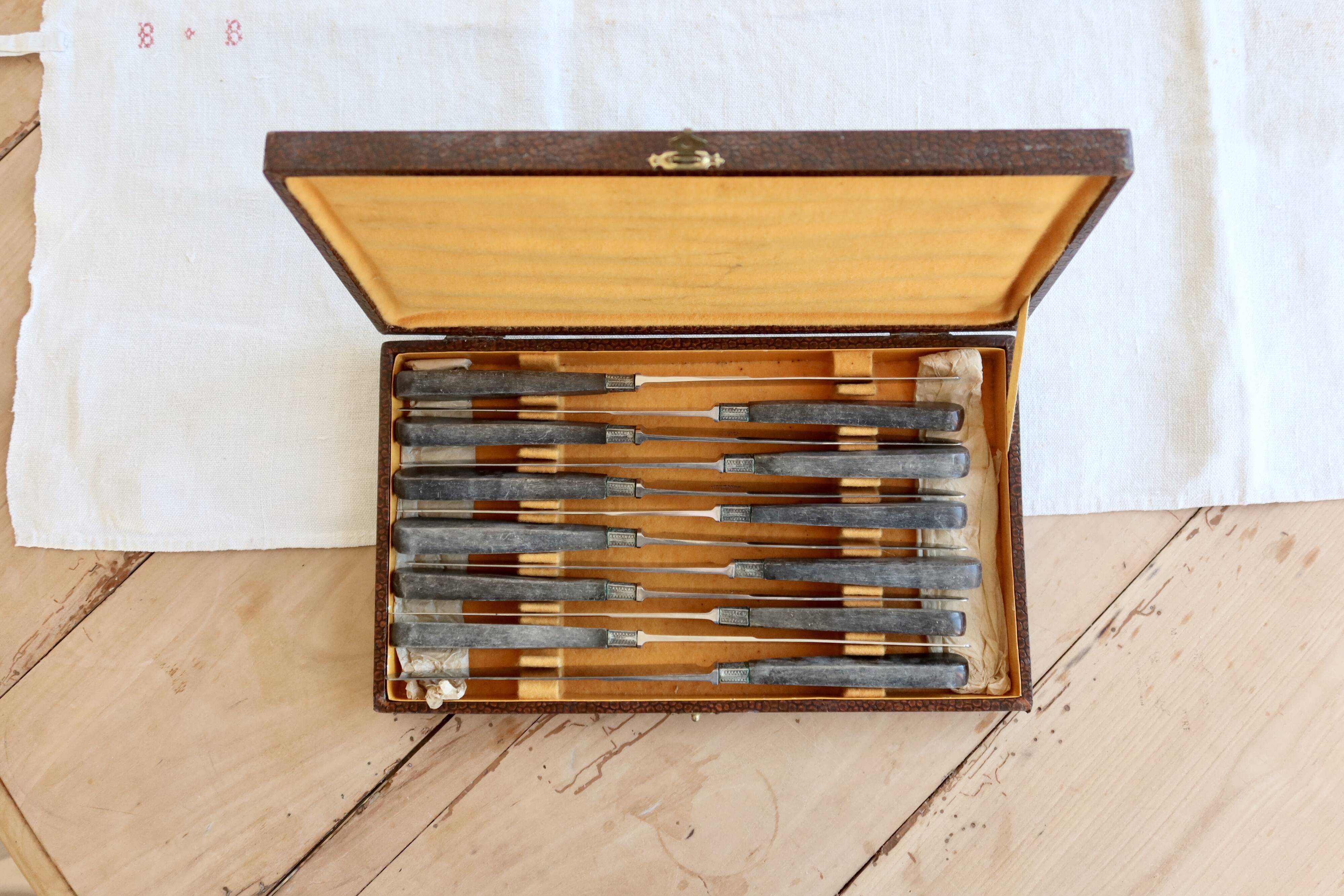 Box of 12 antique knives G. Sirot - Resin handles with horn effect