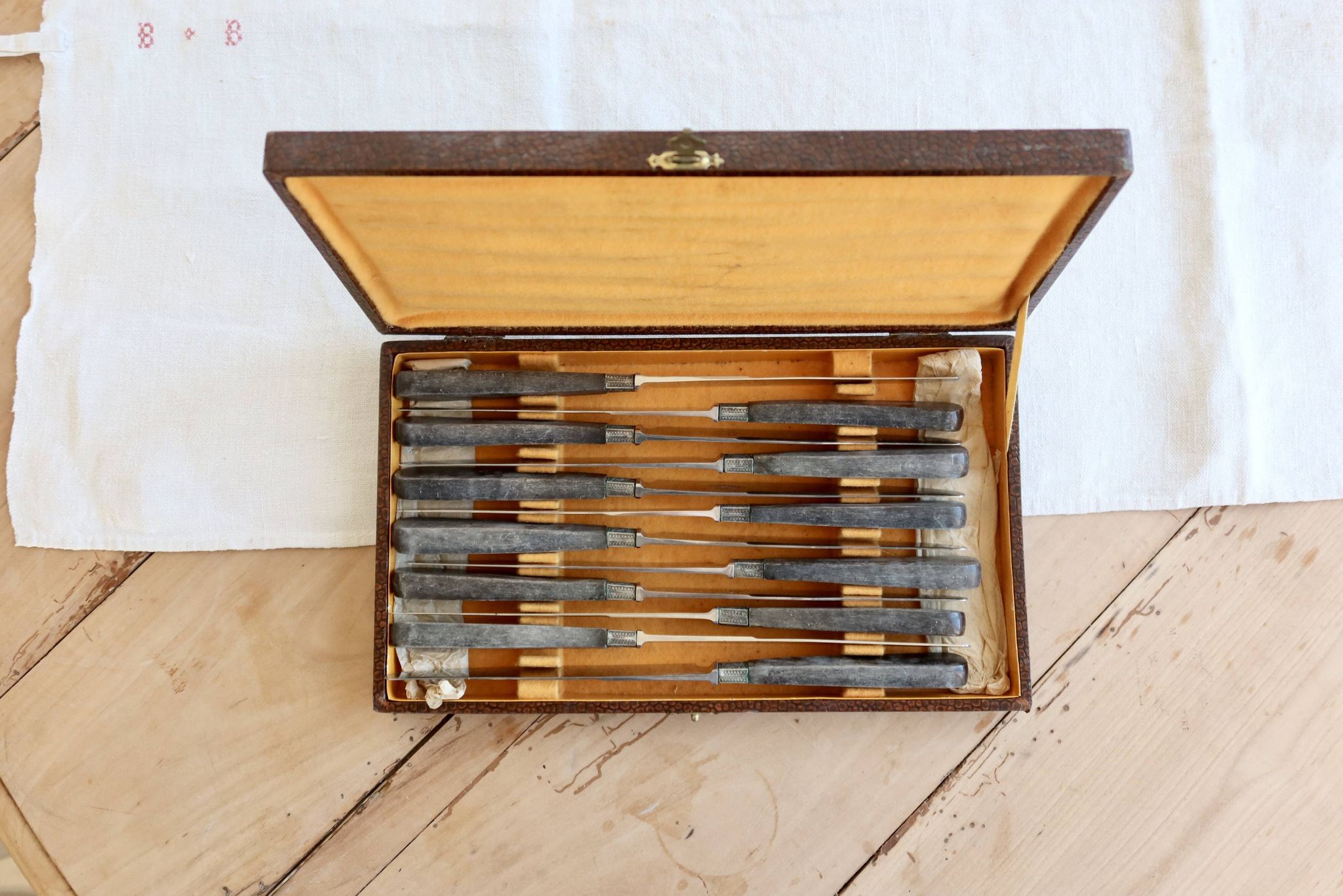 Box of 12 antique knives G. Sirot - Resin handles with horn effect