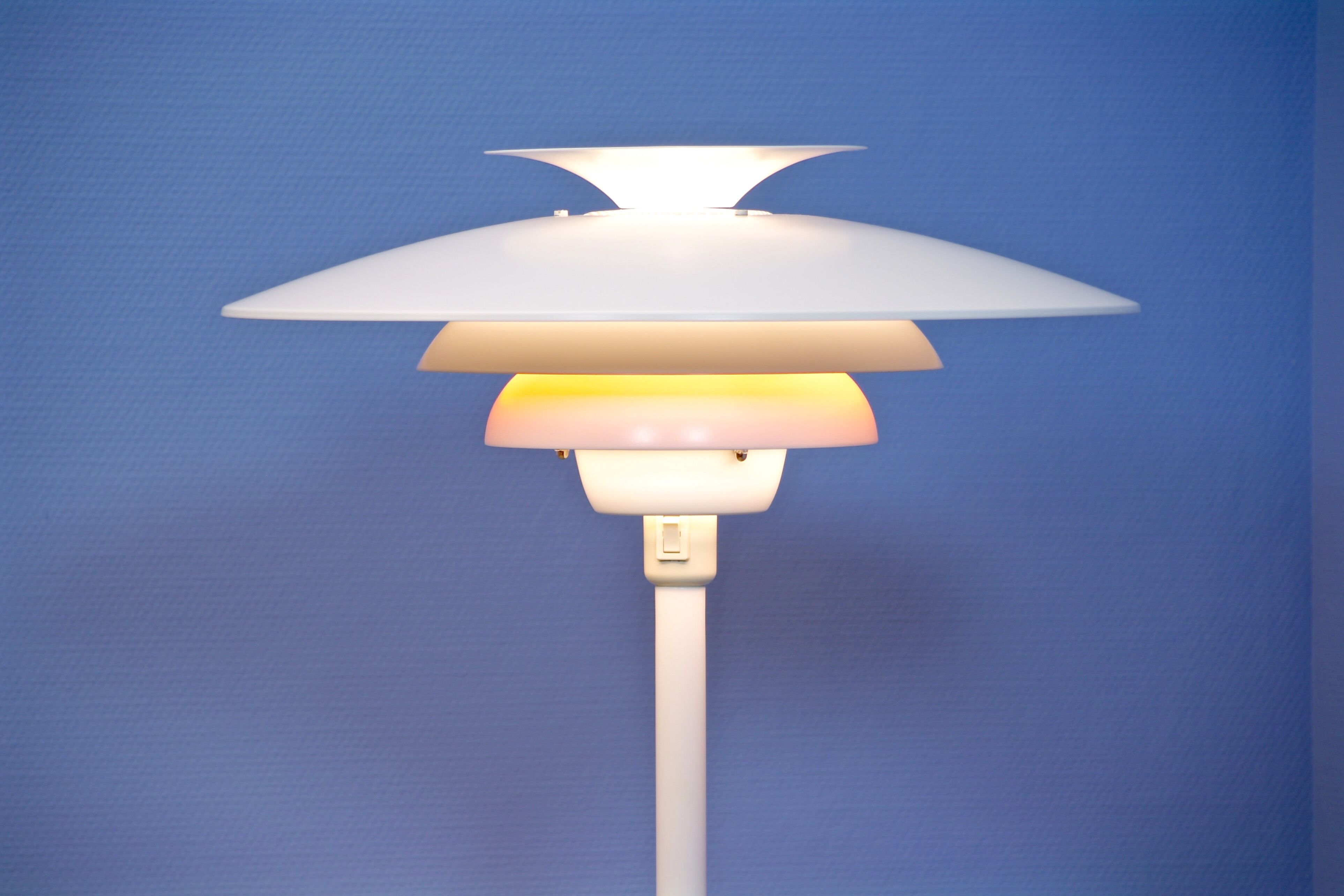 Lampadaire danois en blanc avec accent orange par Jeka Metaltryk, 1970s
