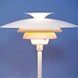 Lampadaire danois en blanc avec accent orange par Jeka Metaltryk, 1970s