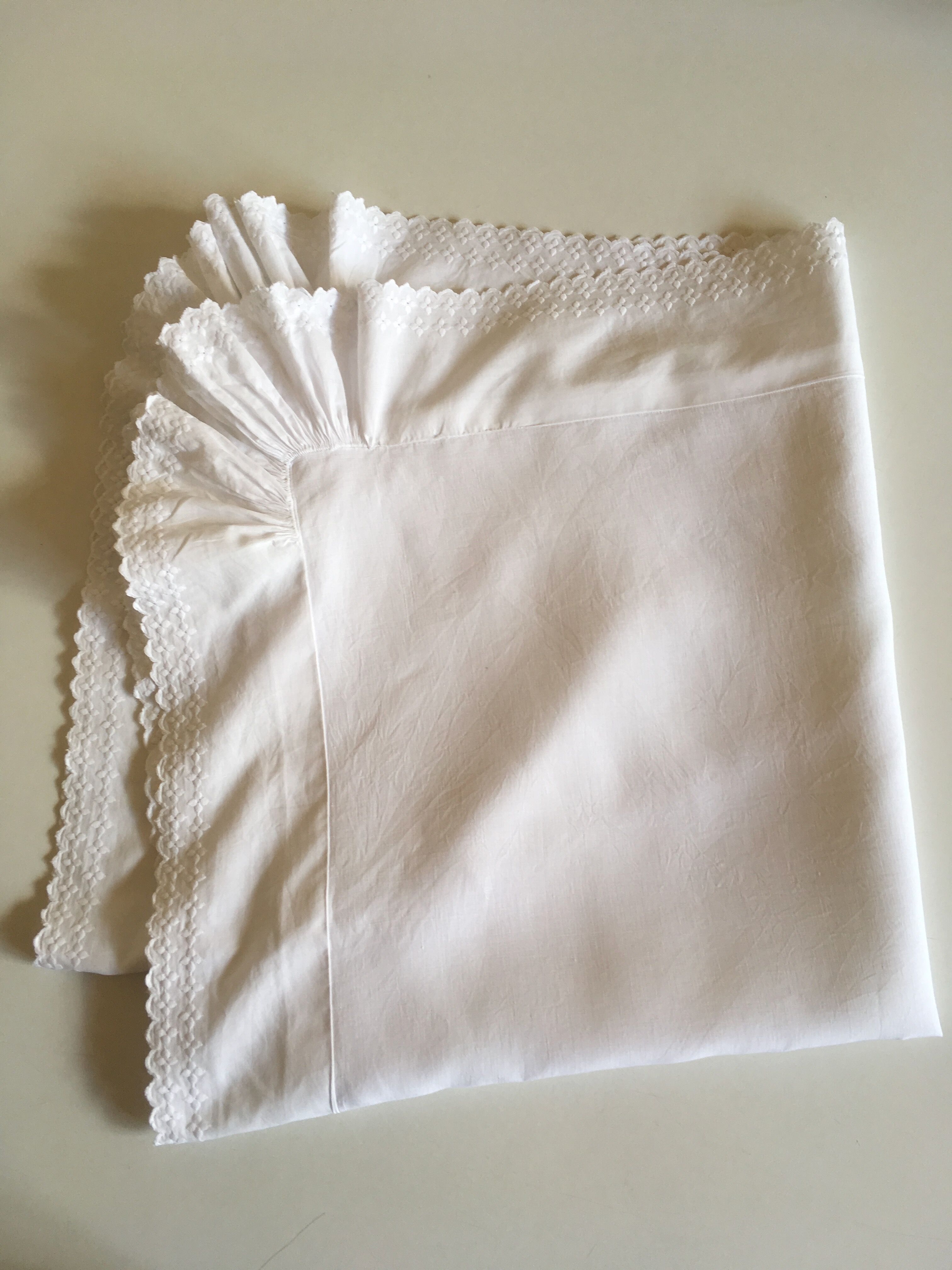 Pillowcase 19th century house at bellows in linen thread
