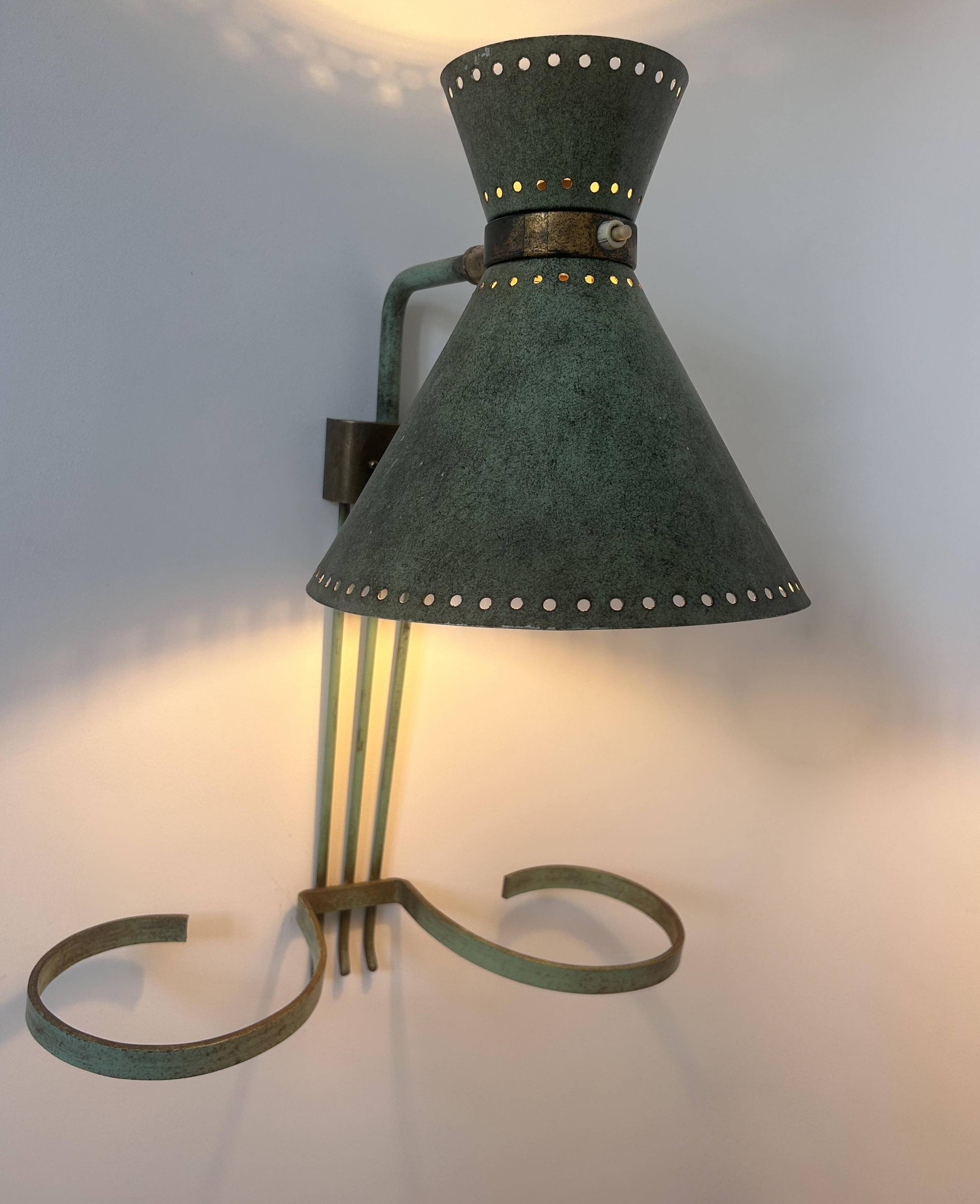 Vintage adjustable wall lamp, brass and patinated green, Italy 1950