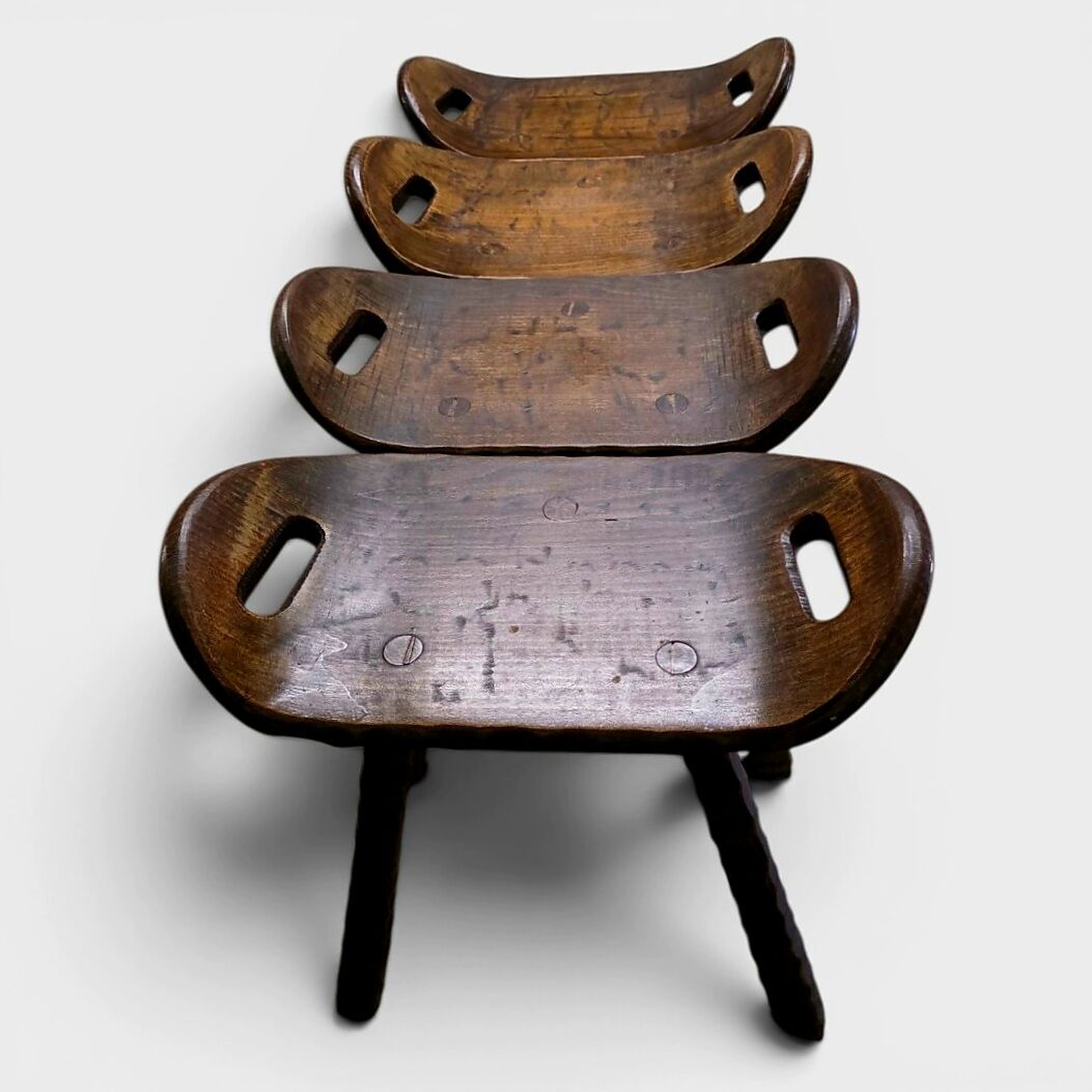Ensemble de 4 tabourets brutalistes en bois massif