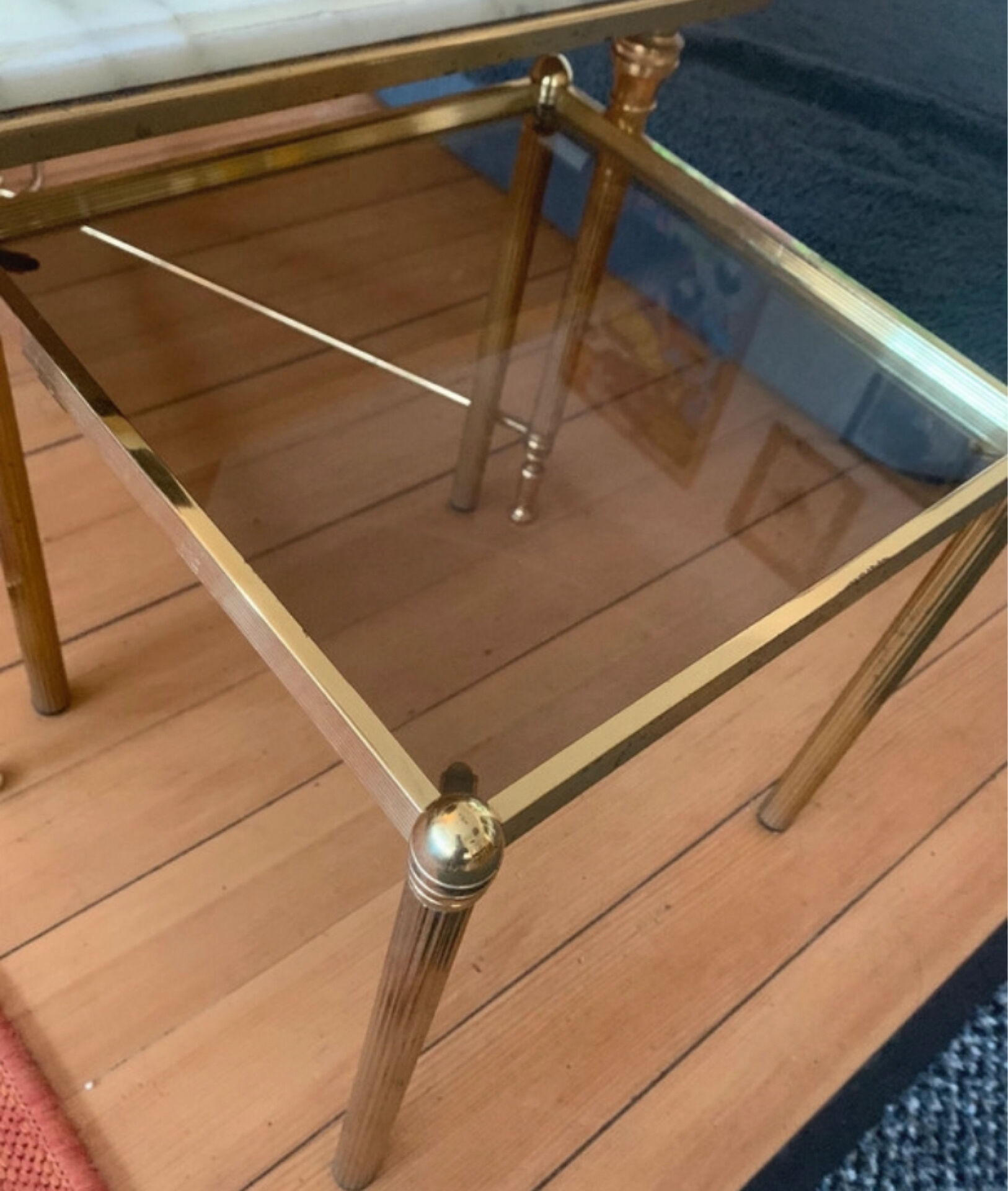 Authentique Table d'Appoint Hollywood Regency — Laiton Patiné et Verre