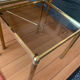 Authentique Table d'Appoint Hollywood Regency — Laiton Patiné et Verre