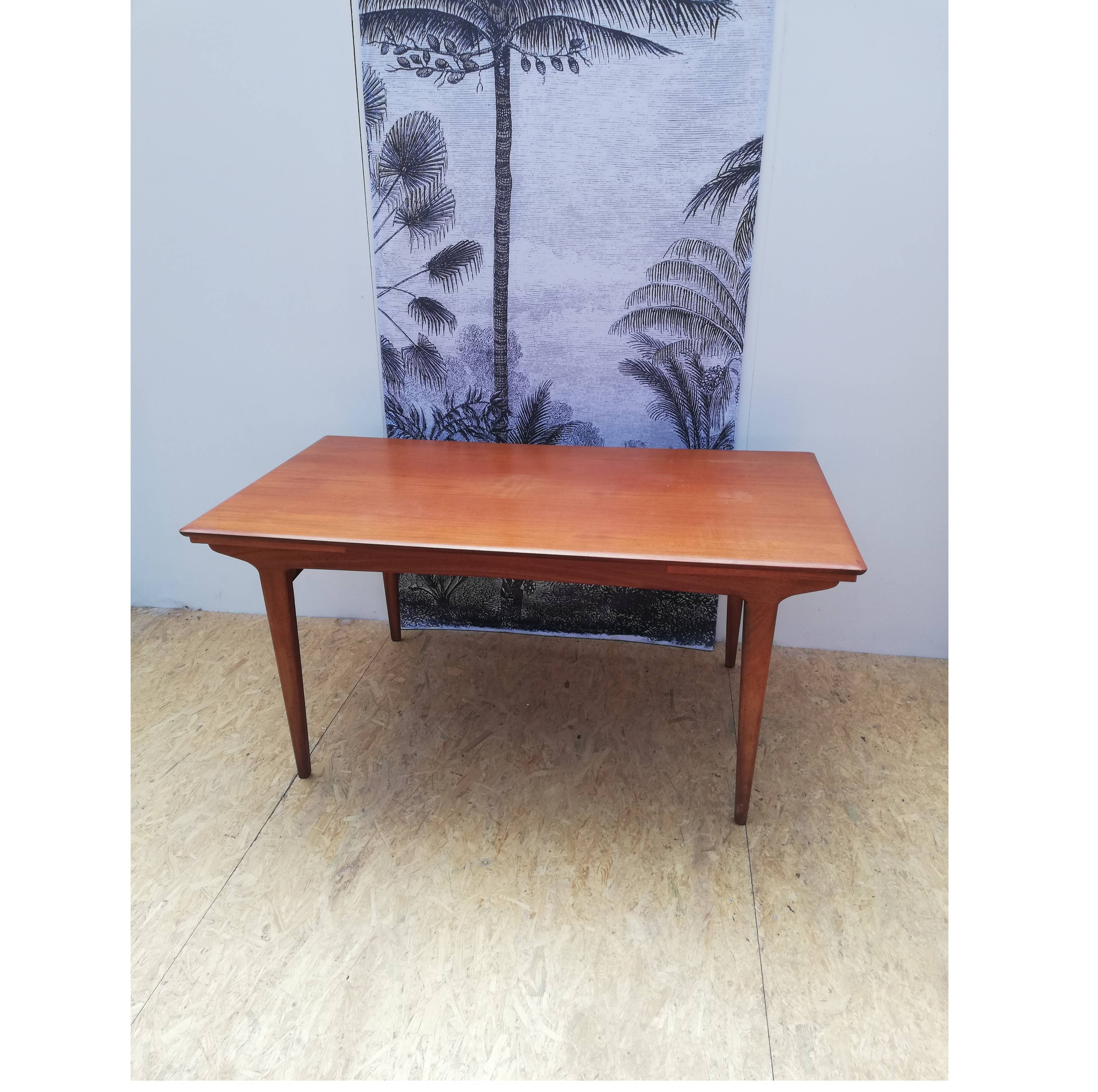 Scandinavian extendable table