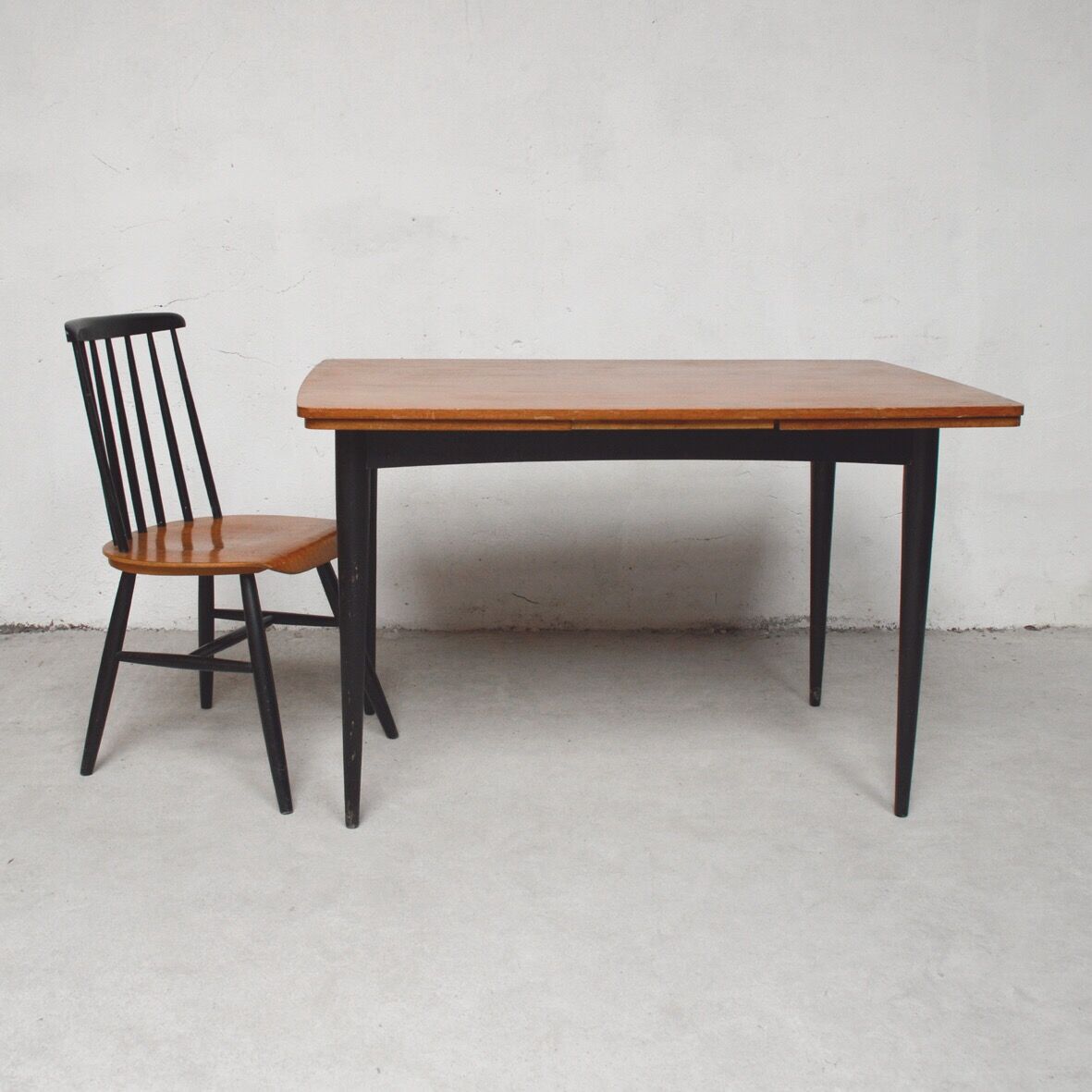 Expandable rectangular dining table