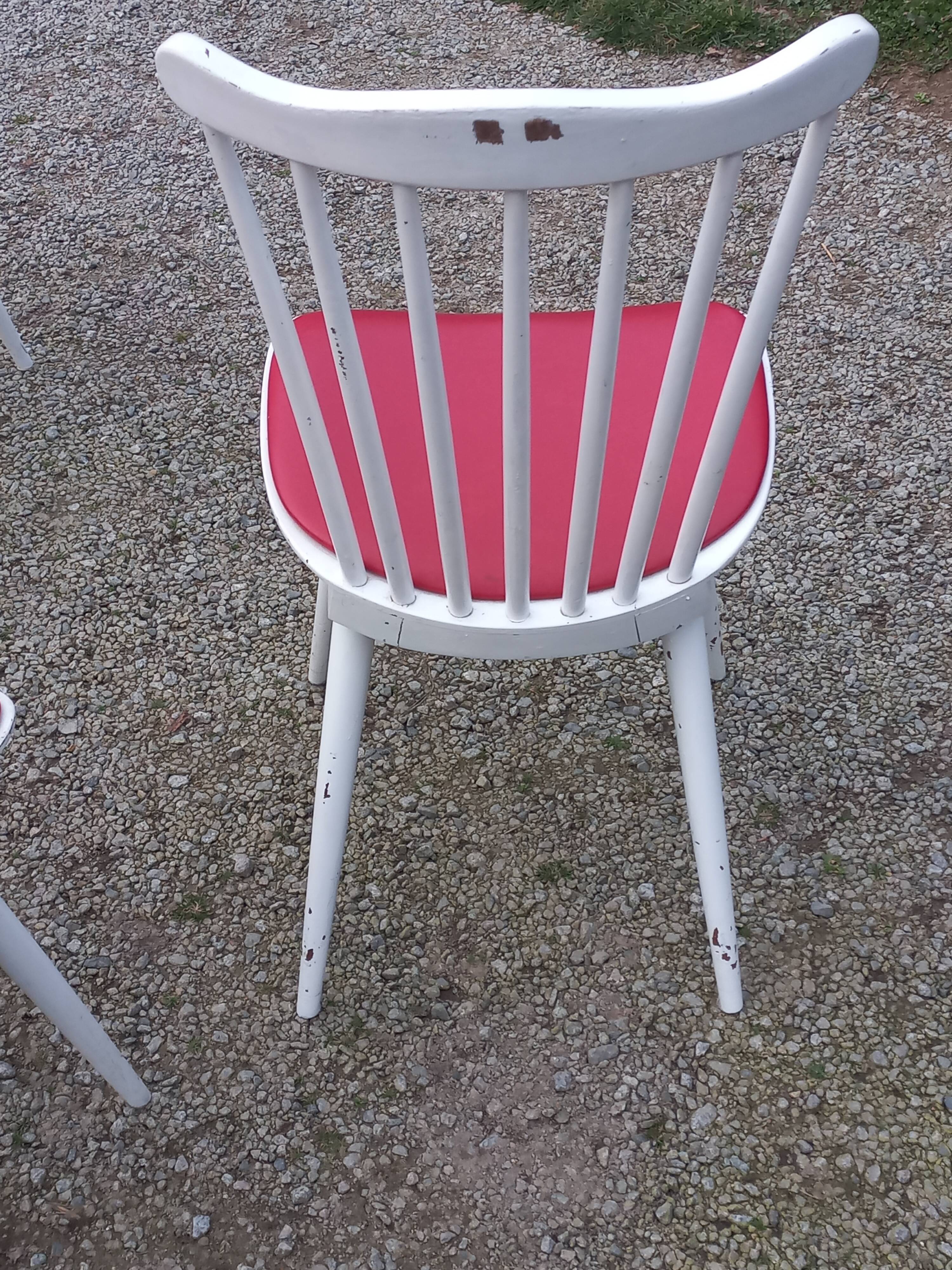 Set of 4 Scandinavian style chairs from the 50s in white lacquered wood and red skaï patties
