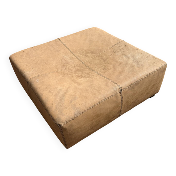 Grand pouf carré en cuir nubuck patiné – 100 × 100 cm
