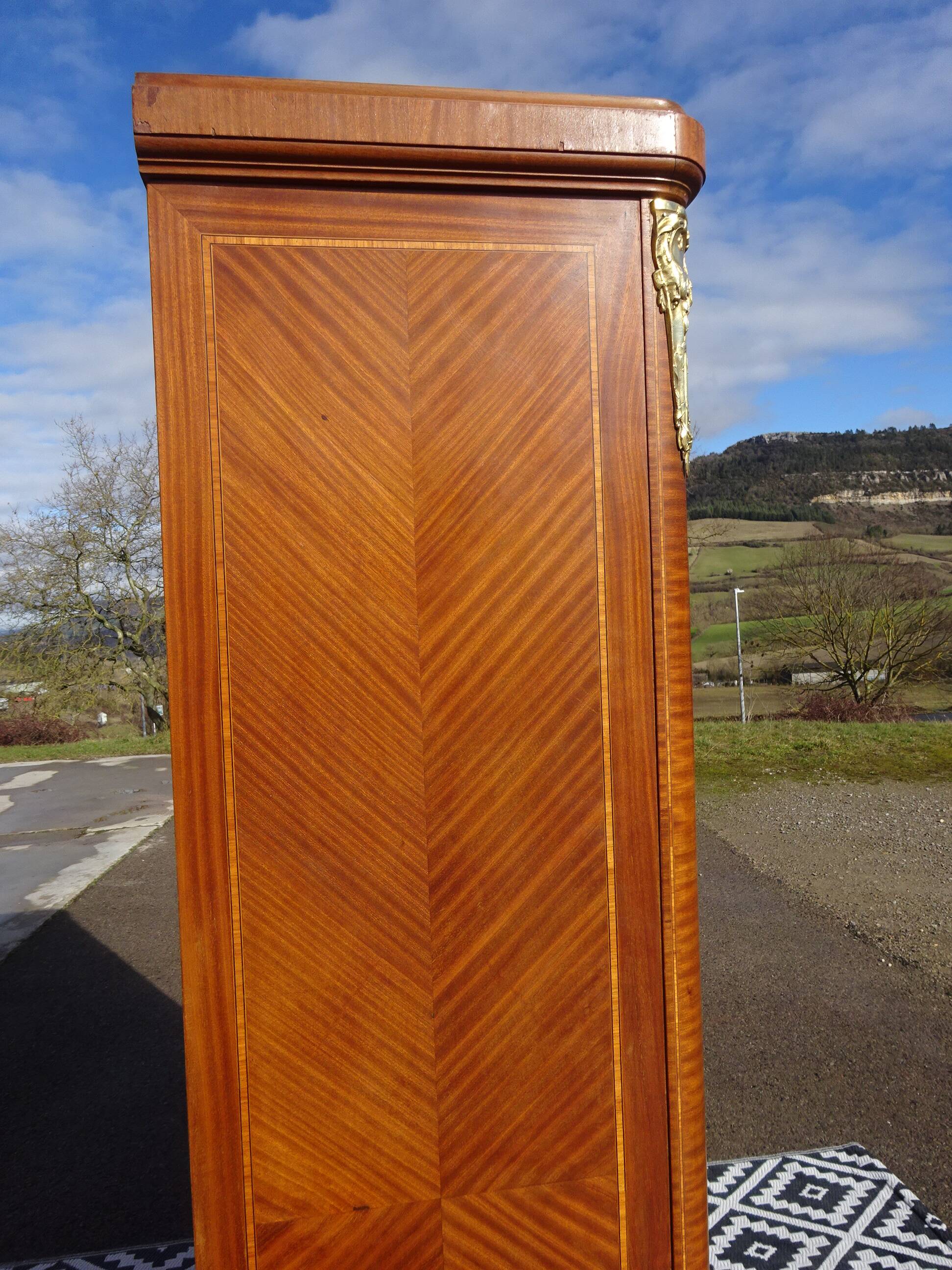 Ancienne armoire Louis XVI avec bronze et marqueterie