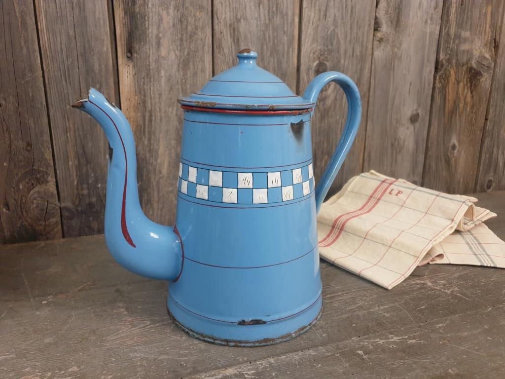 Antique enamelled coffee maker - Kitchen decoration
