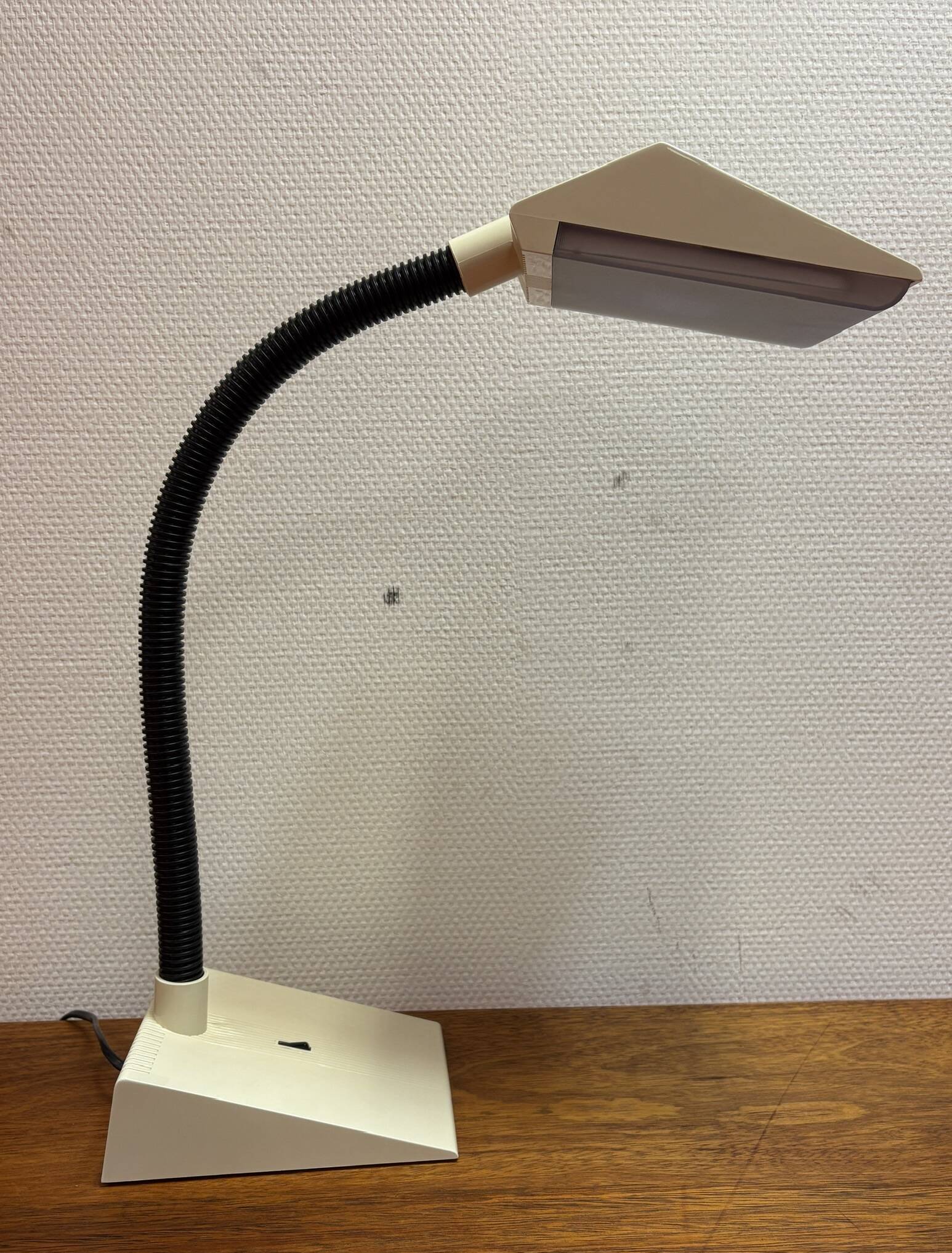 White 2D IBIS table light by Fulvio Battaglia for THORN
