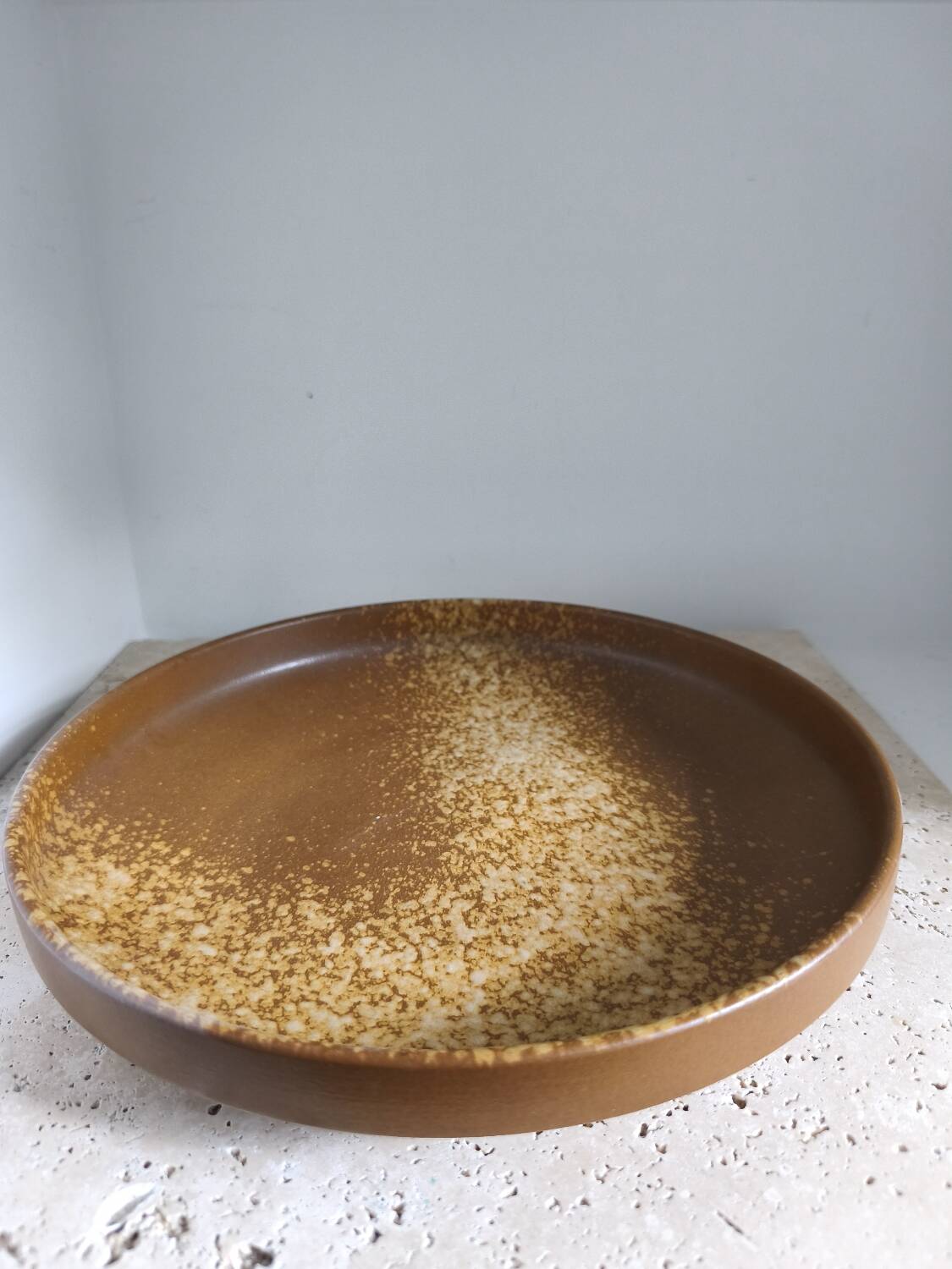 Stoneware presentation plate