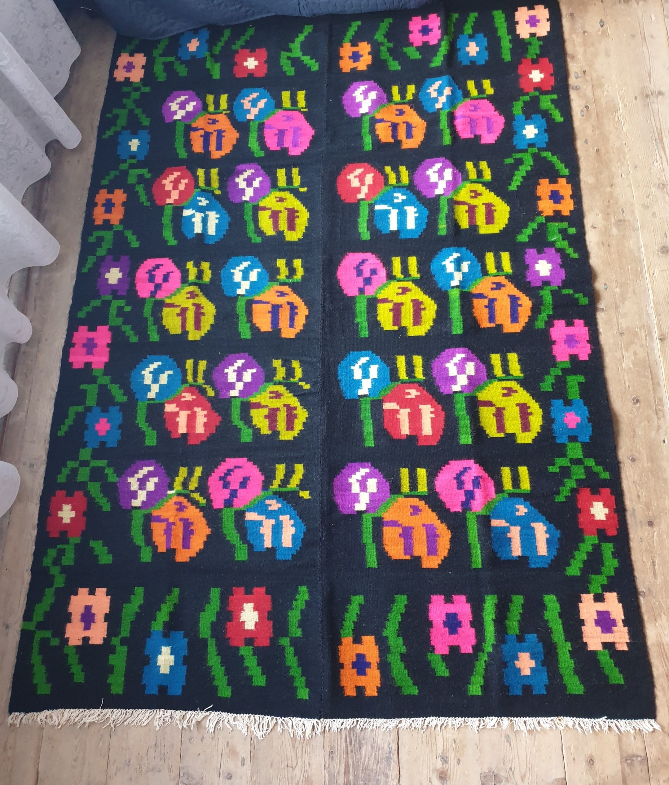 Kilim de laine florale, fond noir avec des fleurs colorées, réversible, Roumanie tissée à la main 235 x 160 cm