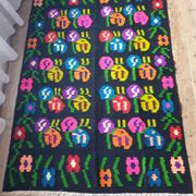 Kilim de laine florale, fond noir avec des fleurs colorées, réversible, Roumanie tissée à la main 235 x 160 cm