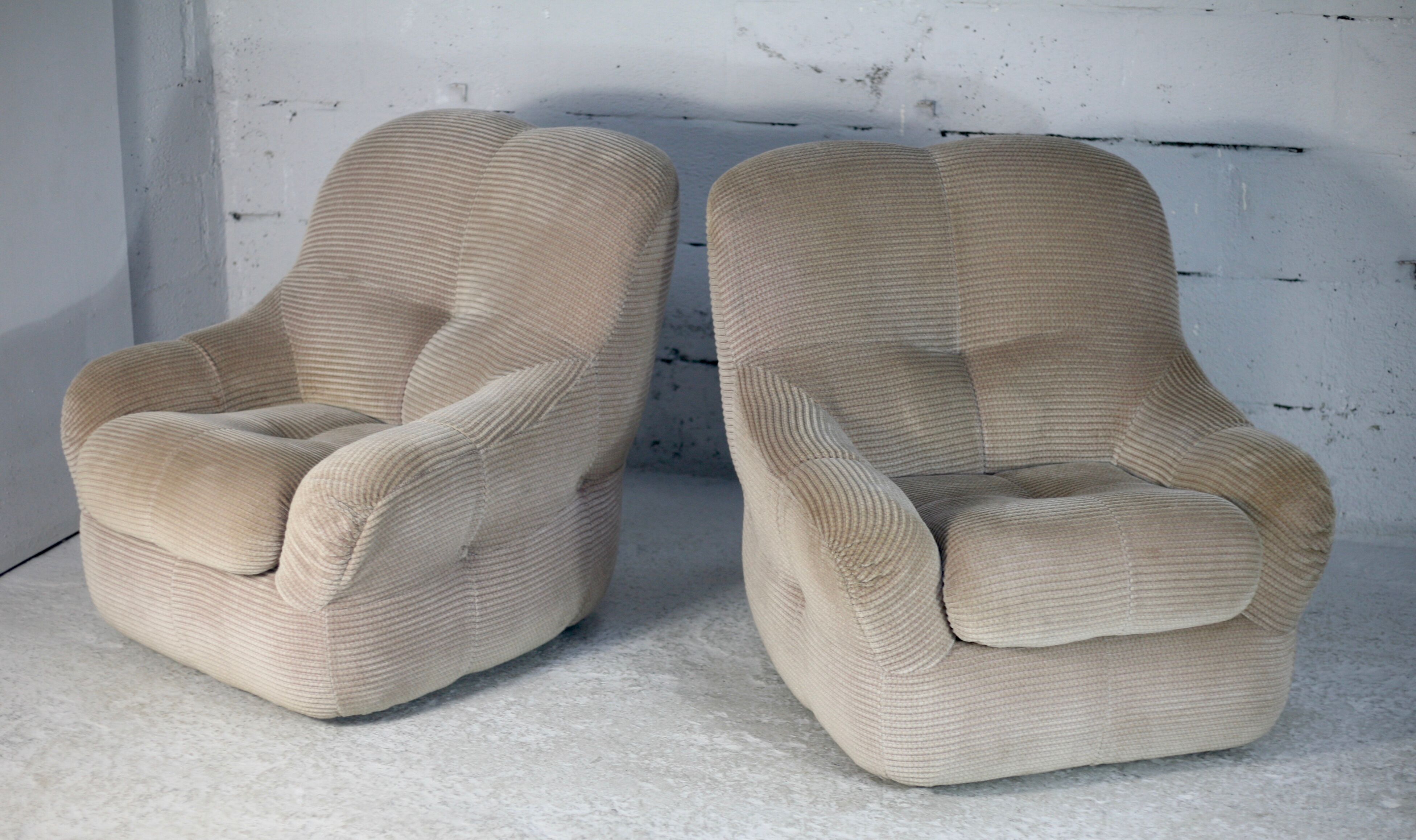 Pair of armchairs "space age". Beige corduroy velvet. France, circa 1970