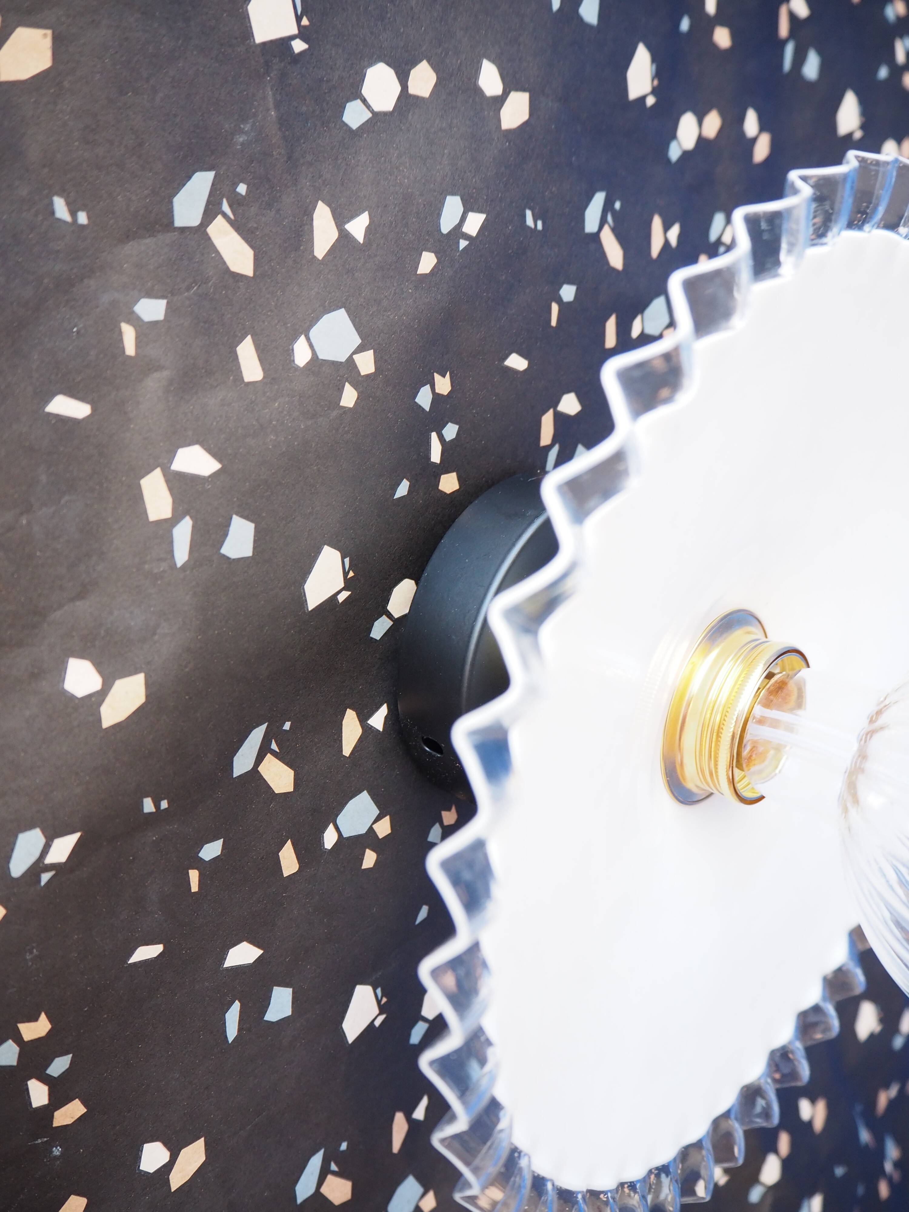 Wall lamp in white opaline