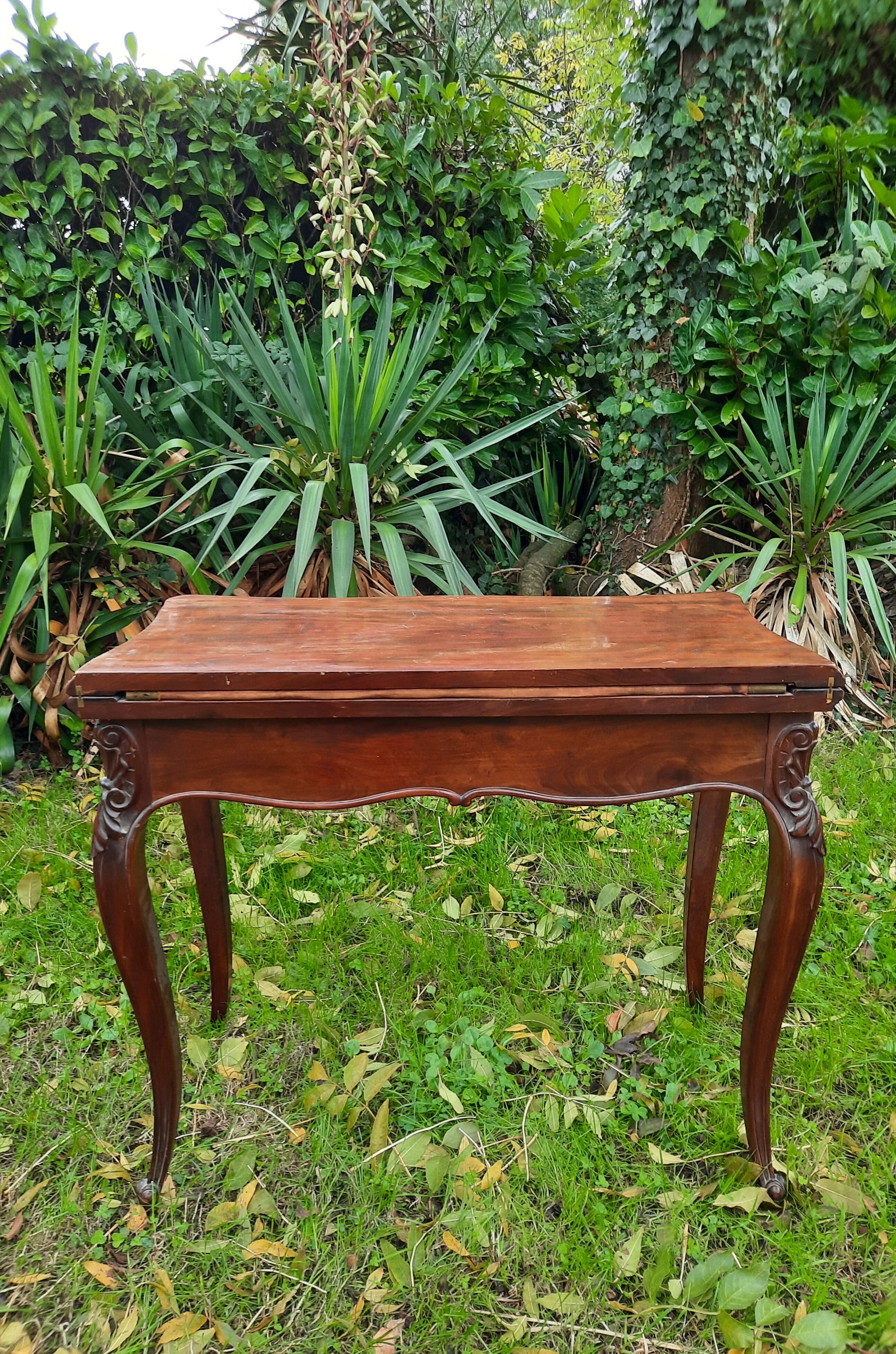 Table à jeu style Louis XV en acajou