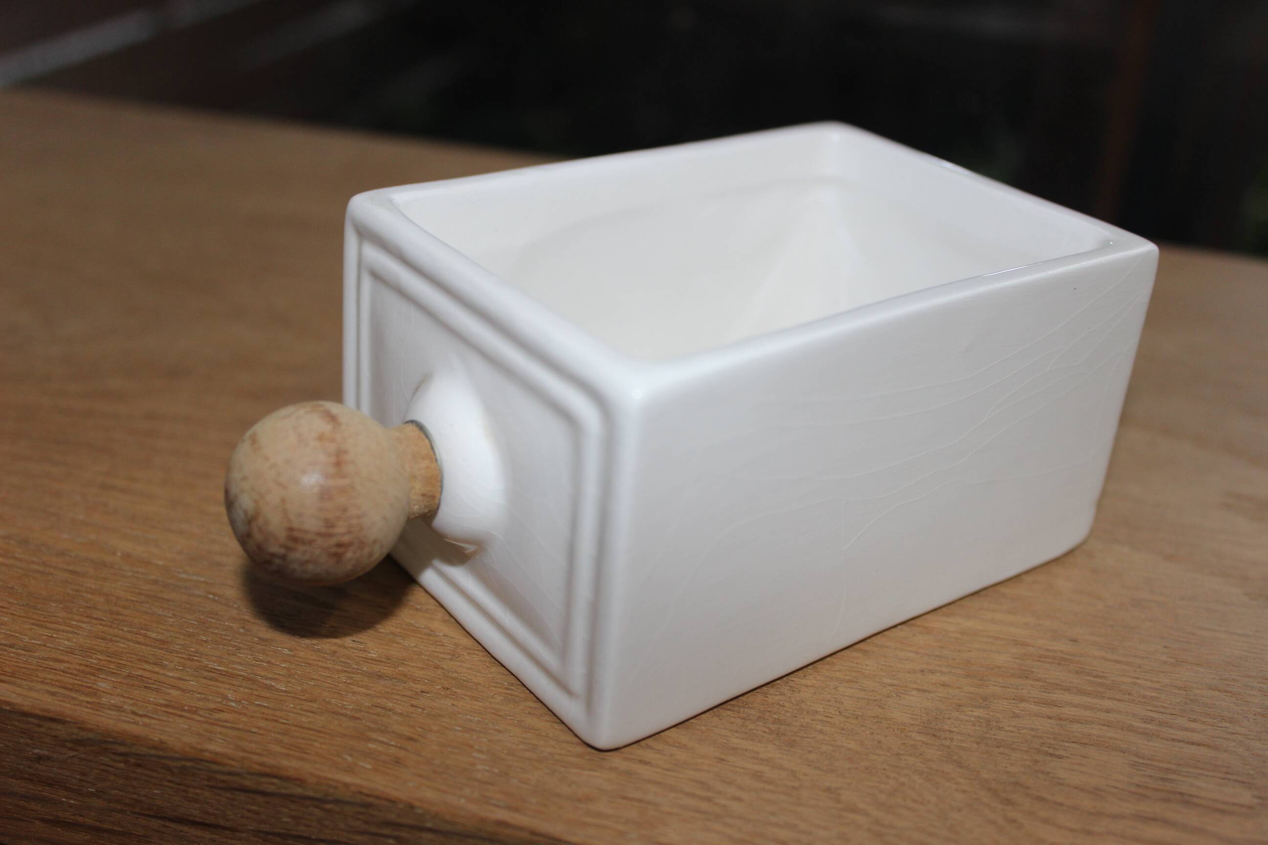 Shelf, spice dispenser
