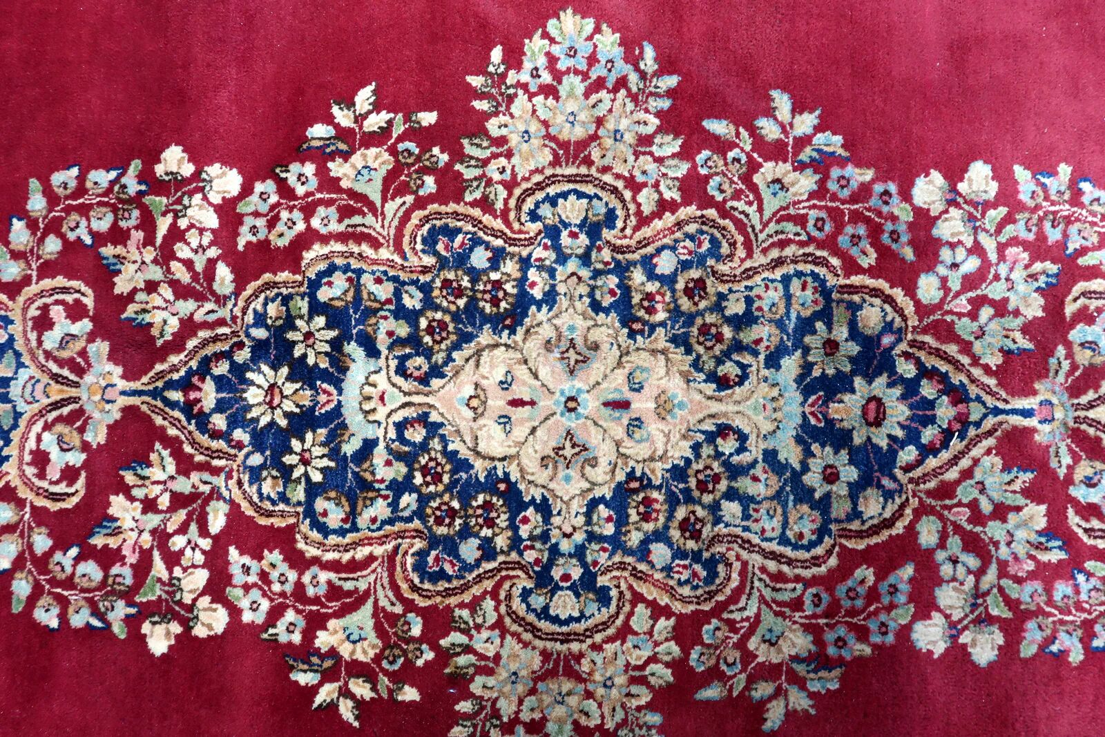 Antique 1920s Persian Kerman rug, floral medallion, red field, 273cm x 362cm