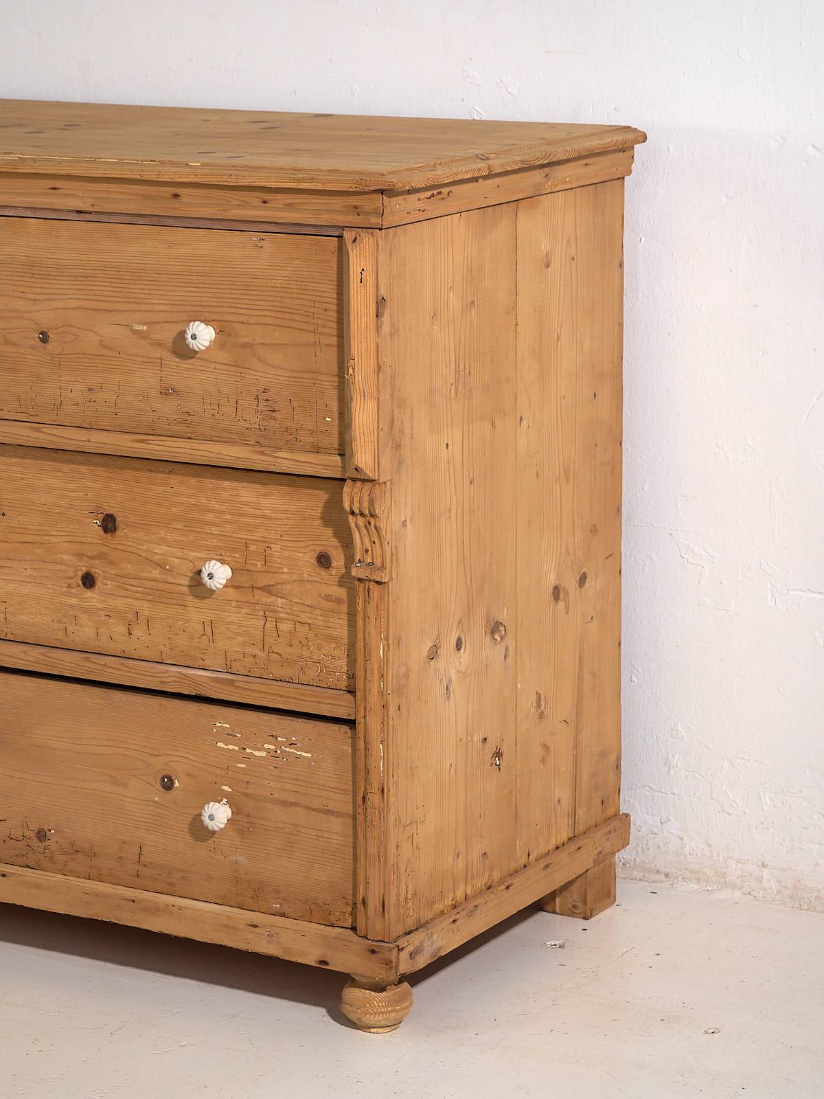 Antique three-drawer chest of drawers (circa 1920)