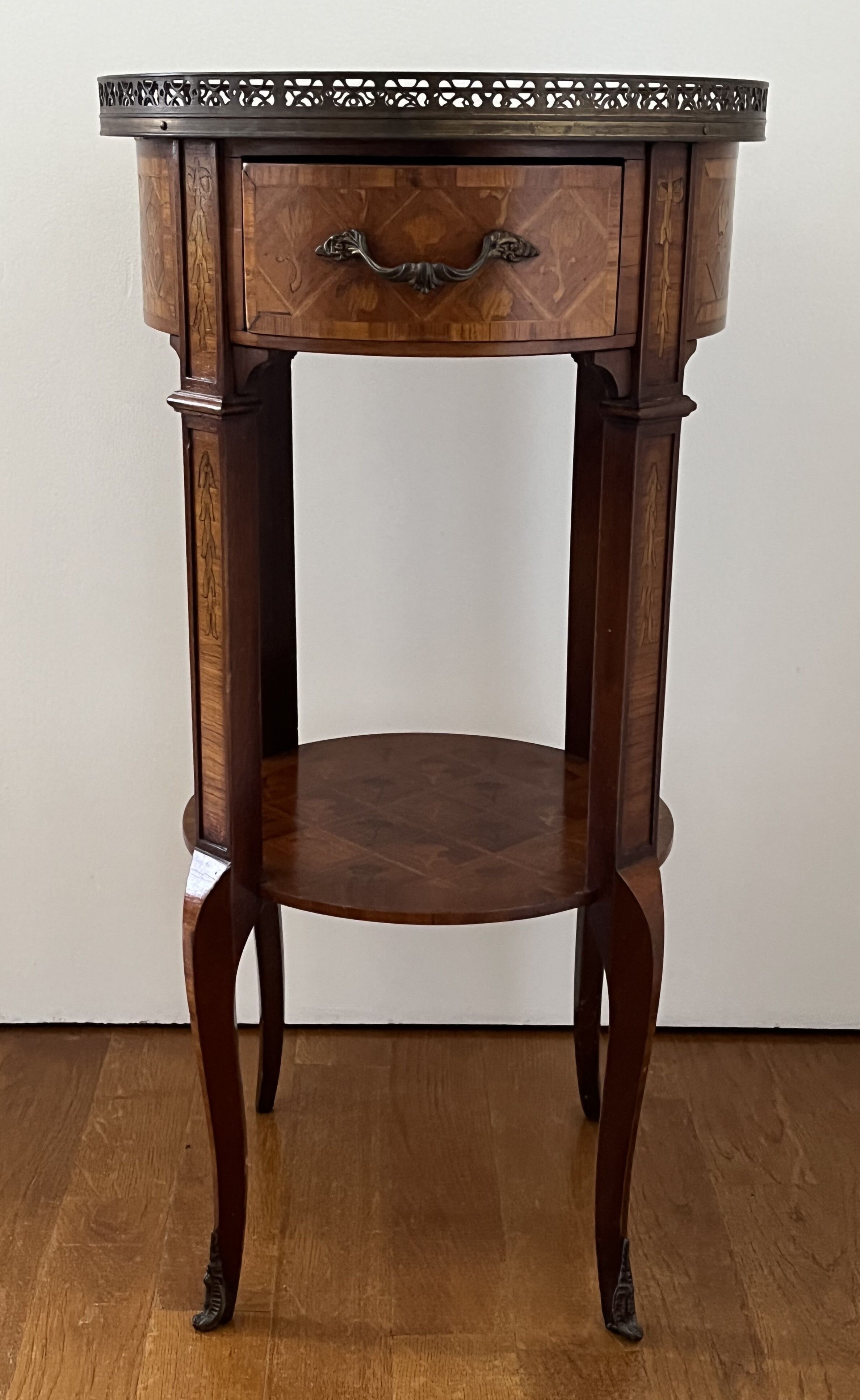 Table de chevet en marqueterie de bois