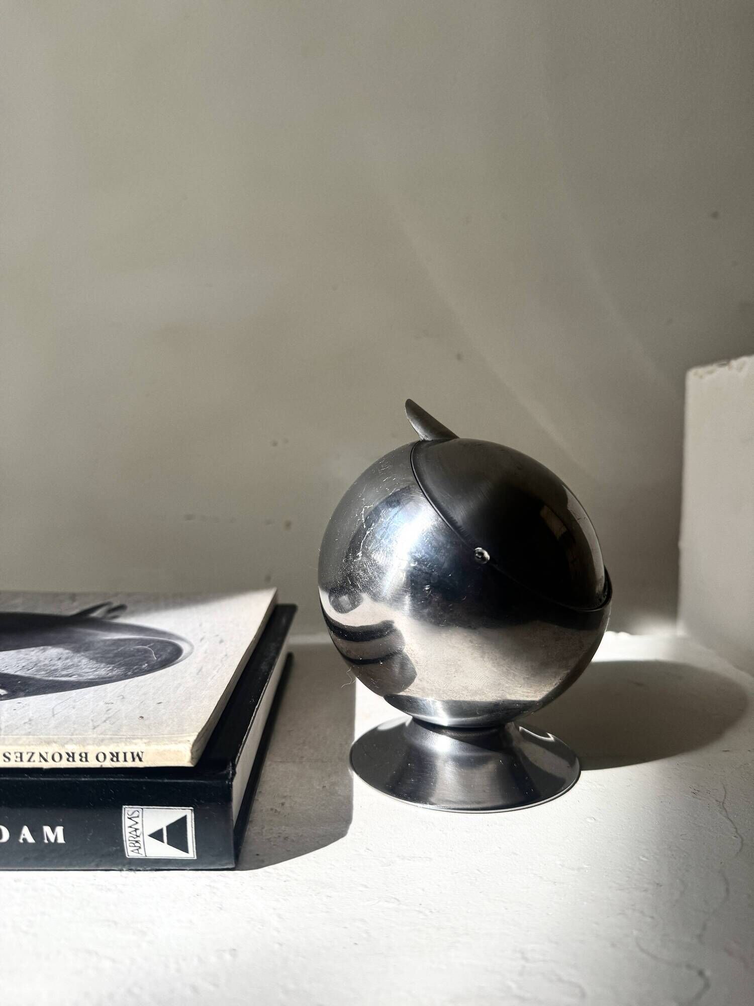 Space age ashtray in chrome metal, 1970s design.