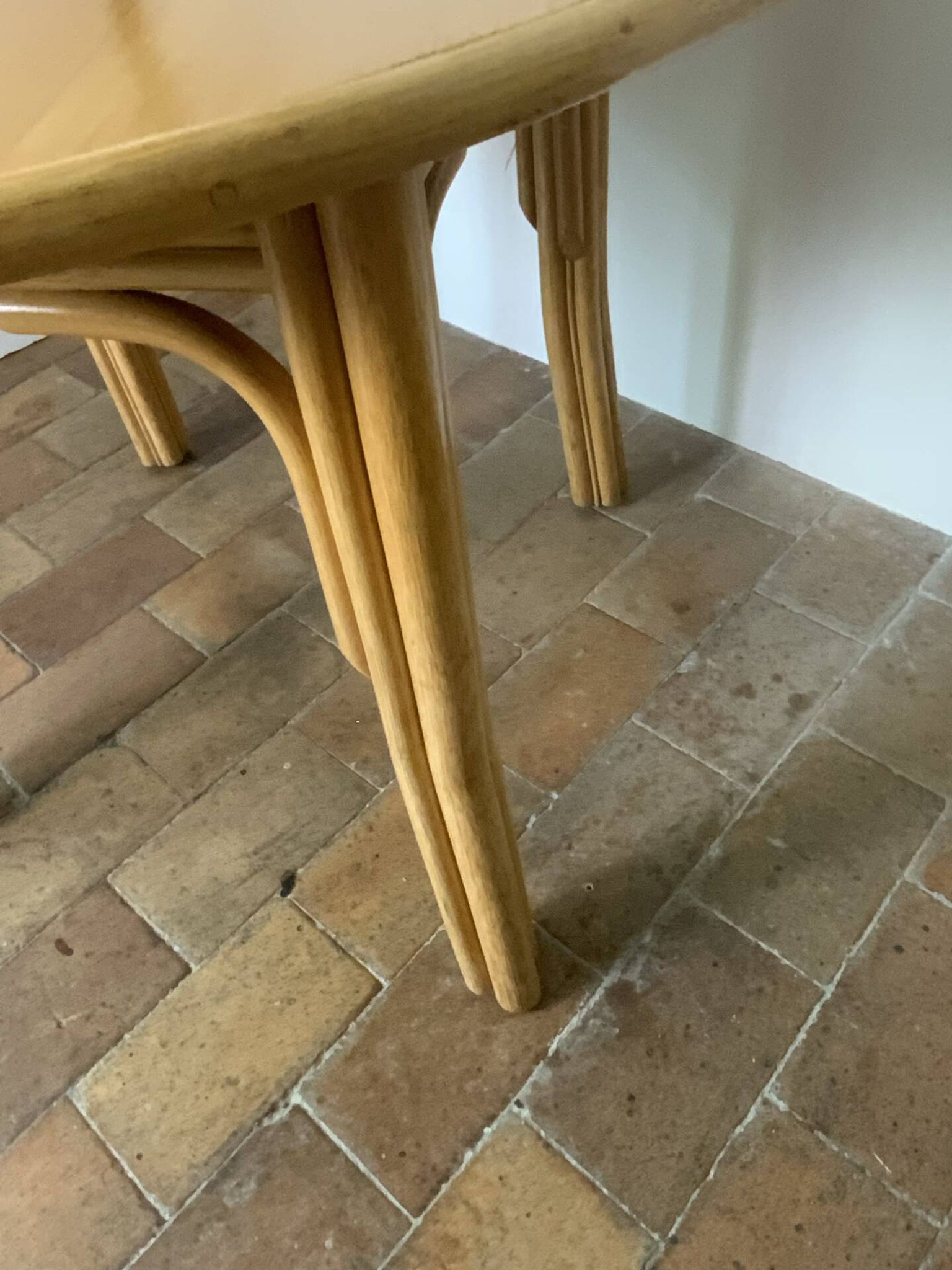 Round dining table