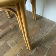 Round dining table