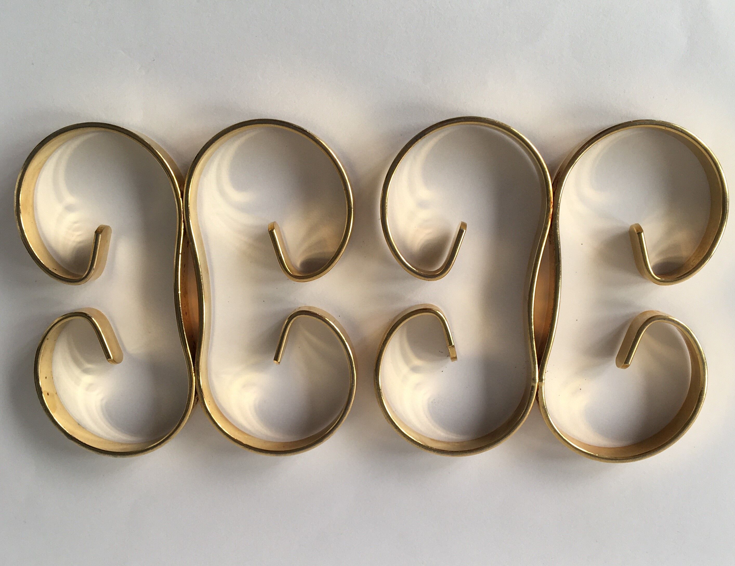 Pair of under-bottles volutes gold metal