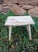 Petit tabouret en bois brut 