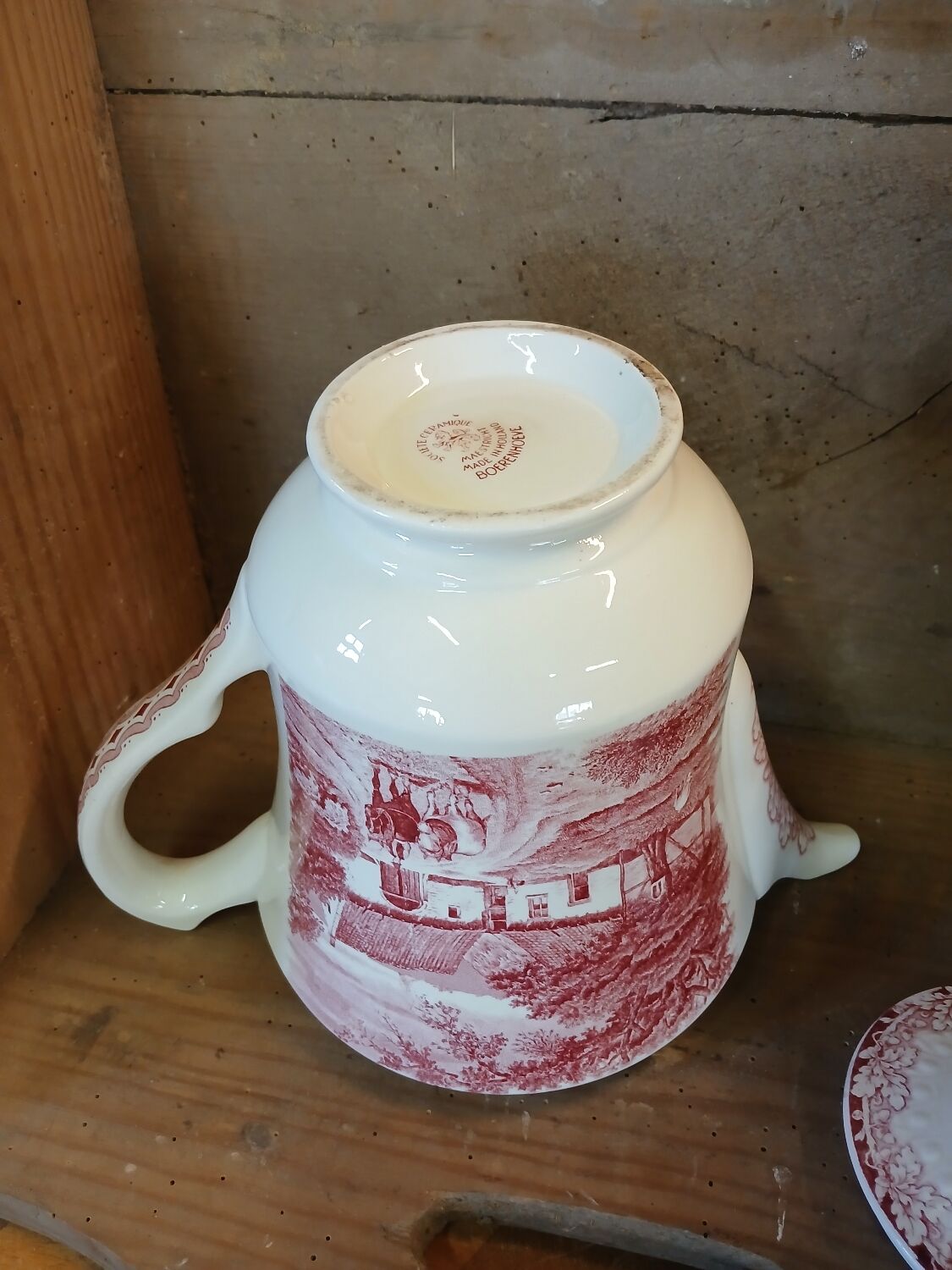 Antique coffee pot in Maastricht faience.