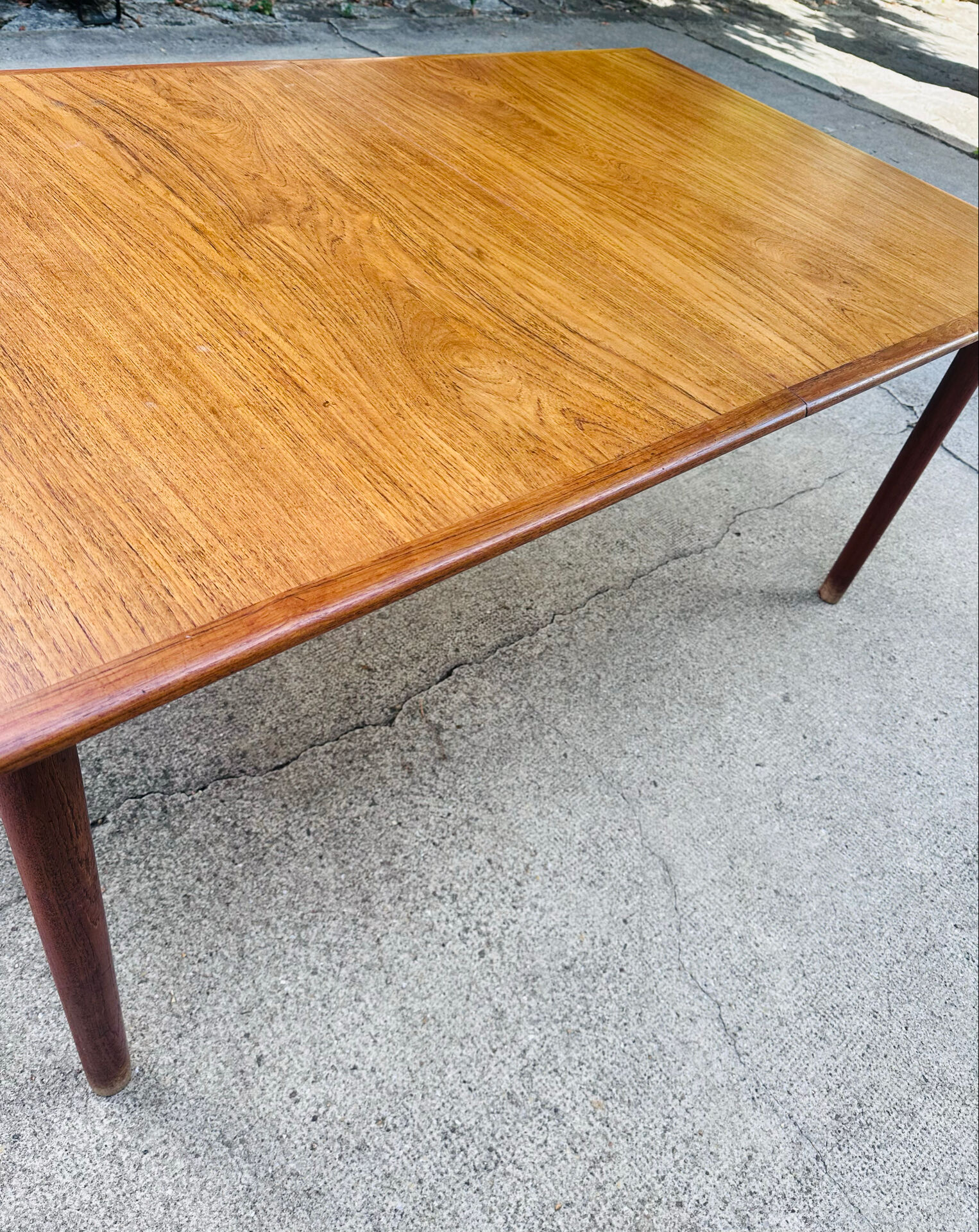 Table scandinave