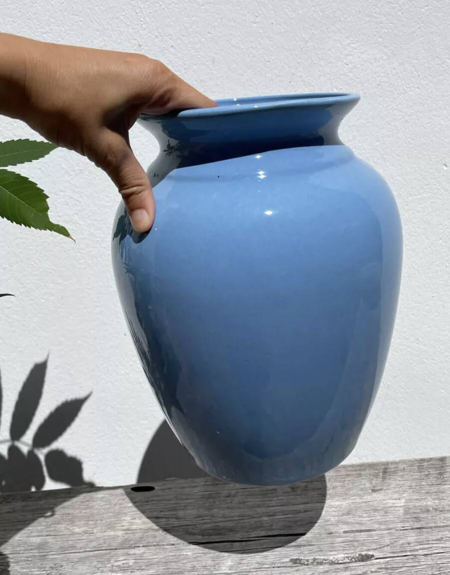 Vase balustre en céramique bleu uni minimaliste