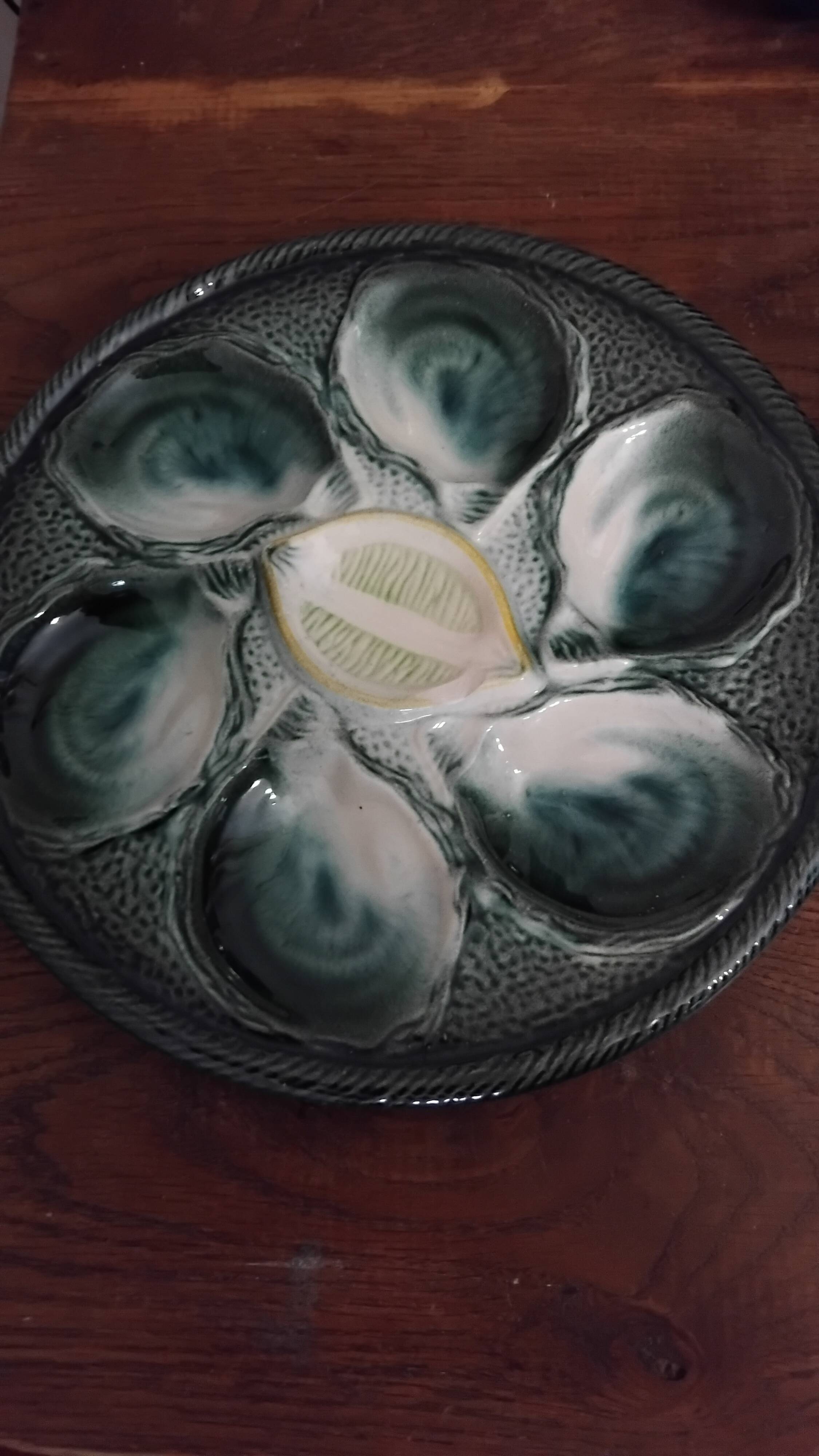 Set of six oyster plates and a Saint Clément dish.
