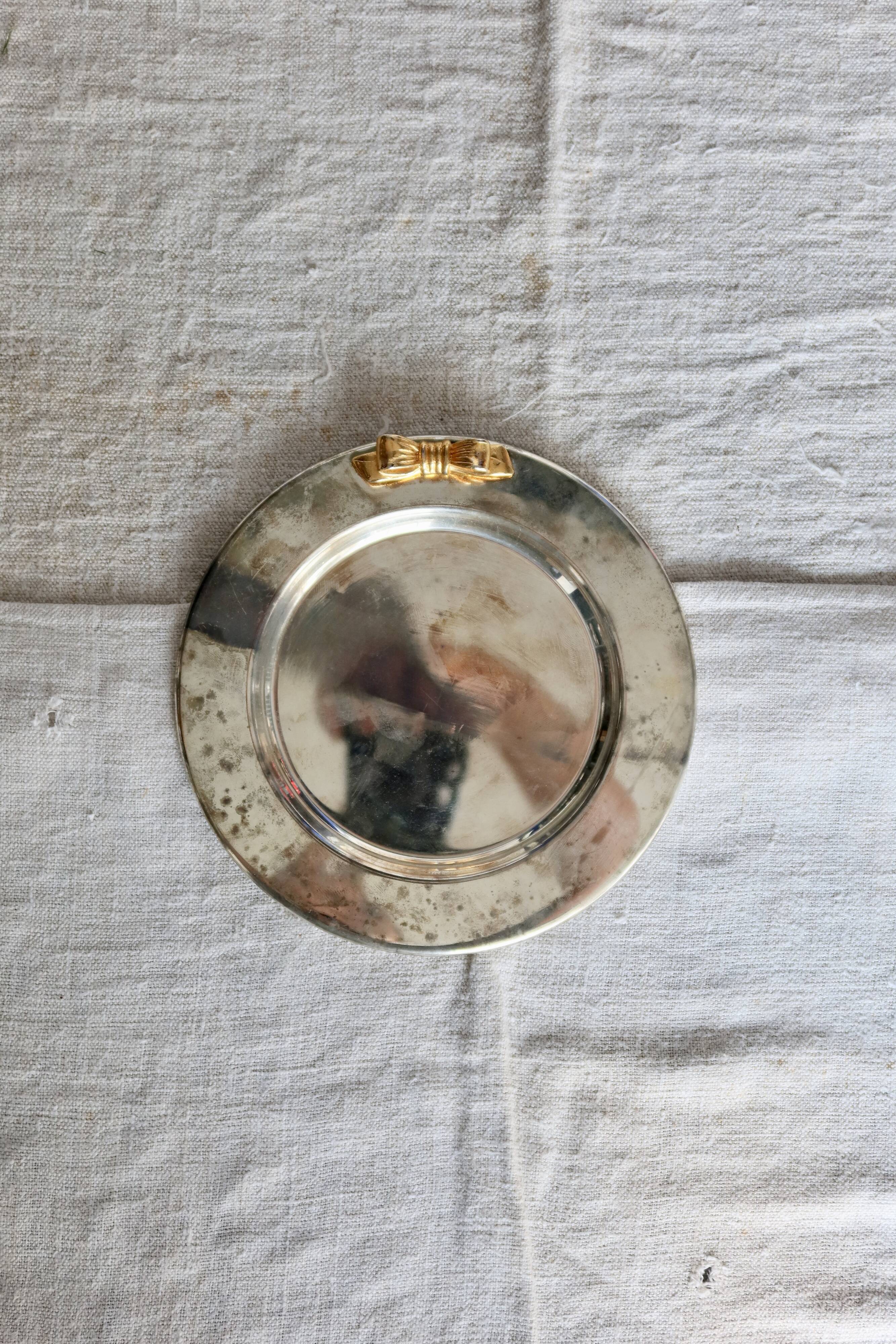 Vintage patinated silver metal bottle coaster – Golden knot