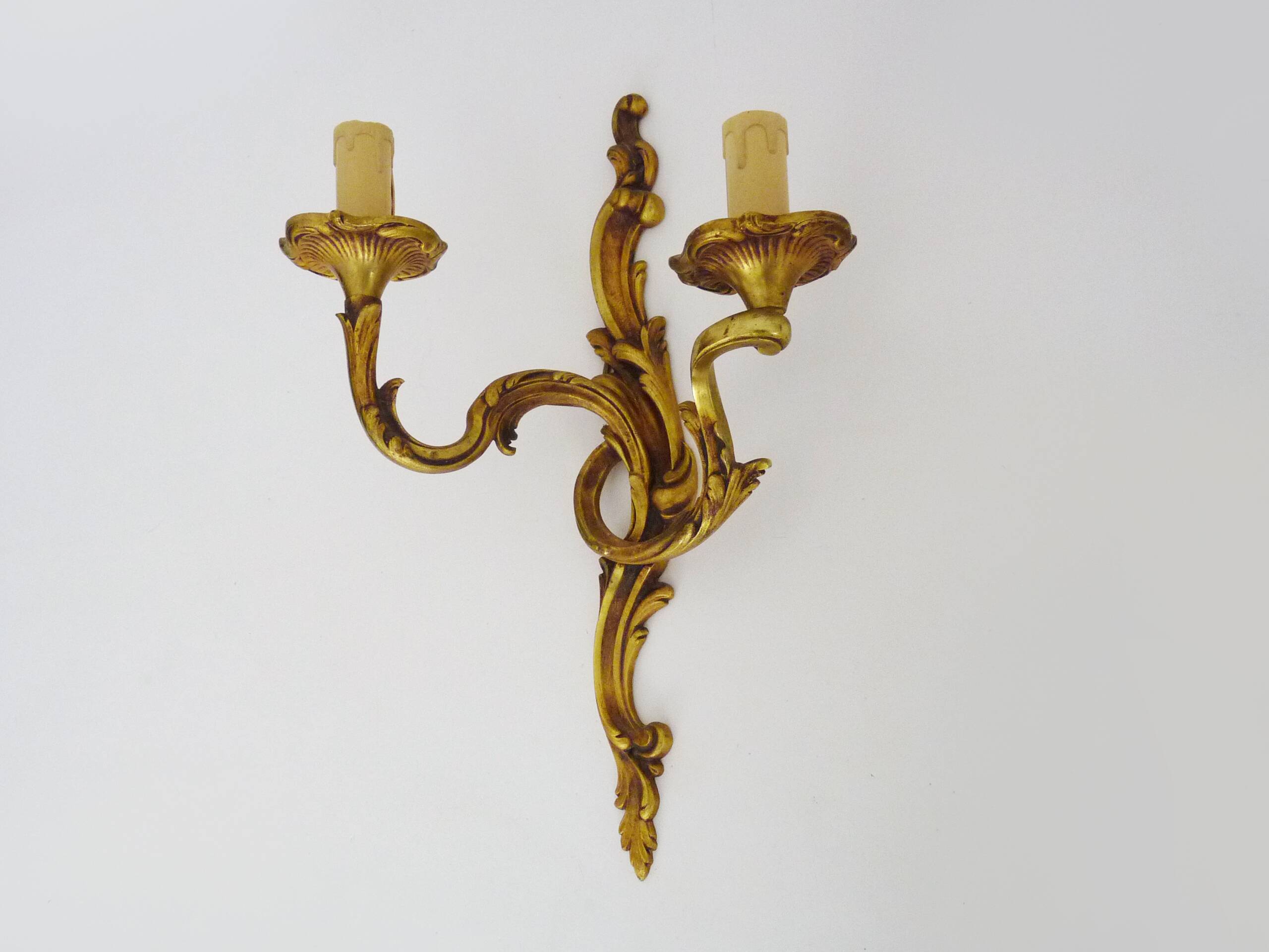 Antique double-light bronze wall light with acanthus leaves. 1950s