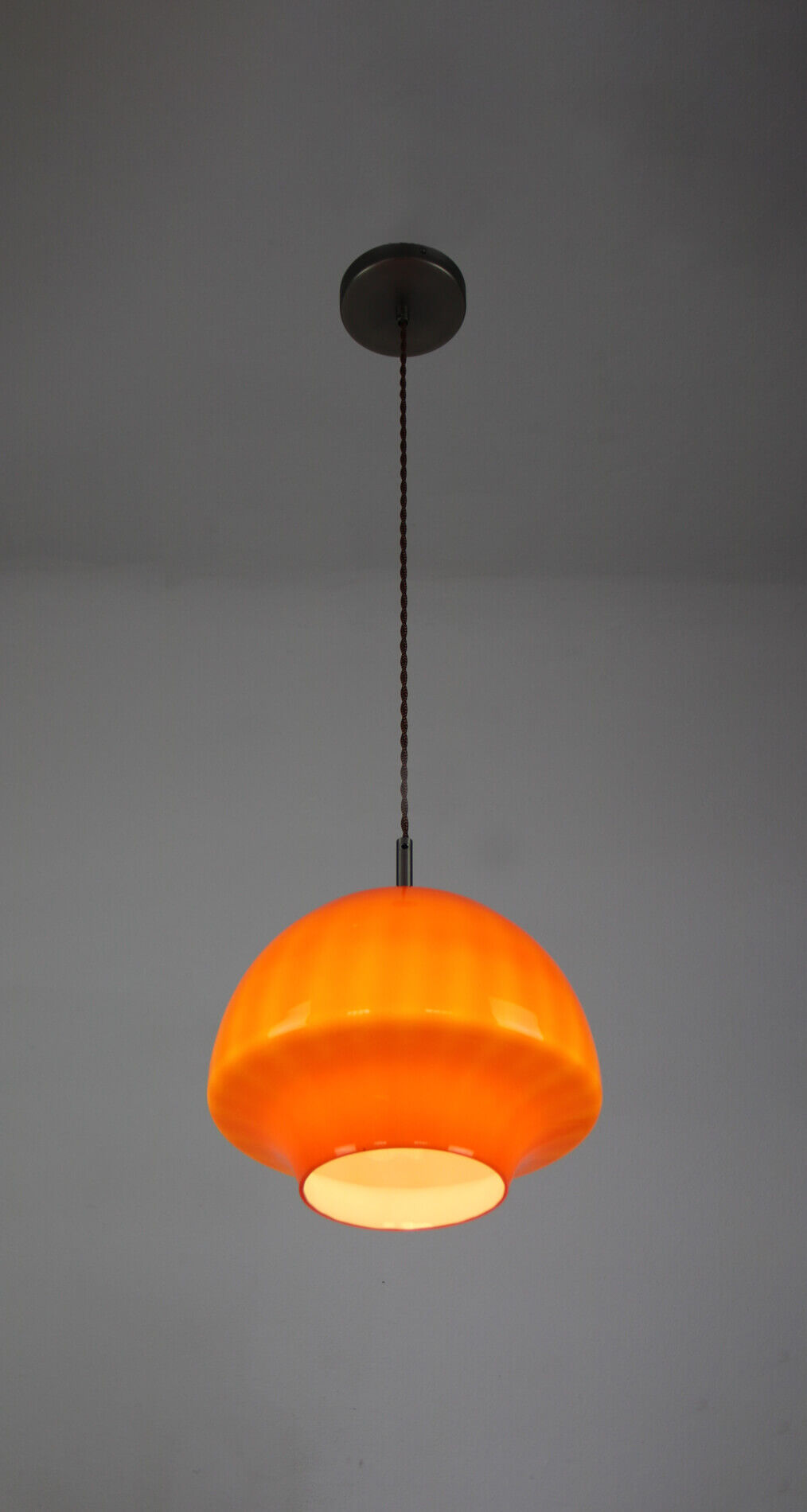 Suspension en verre orange du milieu du siècle