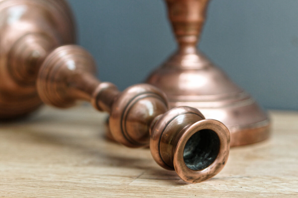 Paire de bougeoirs anciens, en cuivre