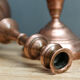 Paire de bougeoirs anciens, en cuivre