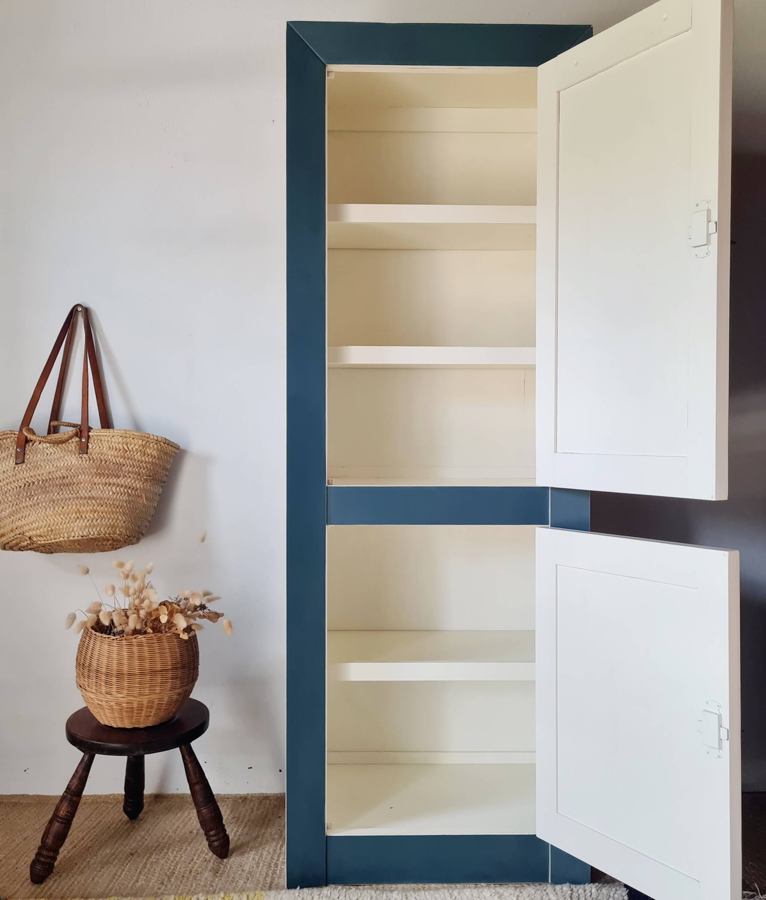 Armoire type parisienne haute étroite – Bleu Paon & Intérieur crème