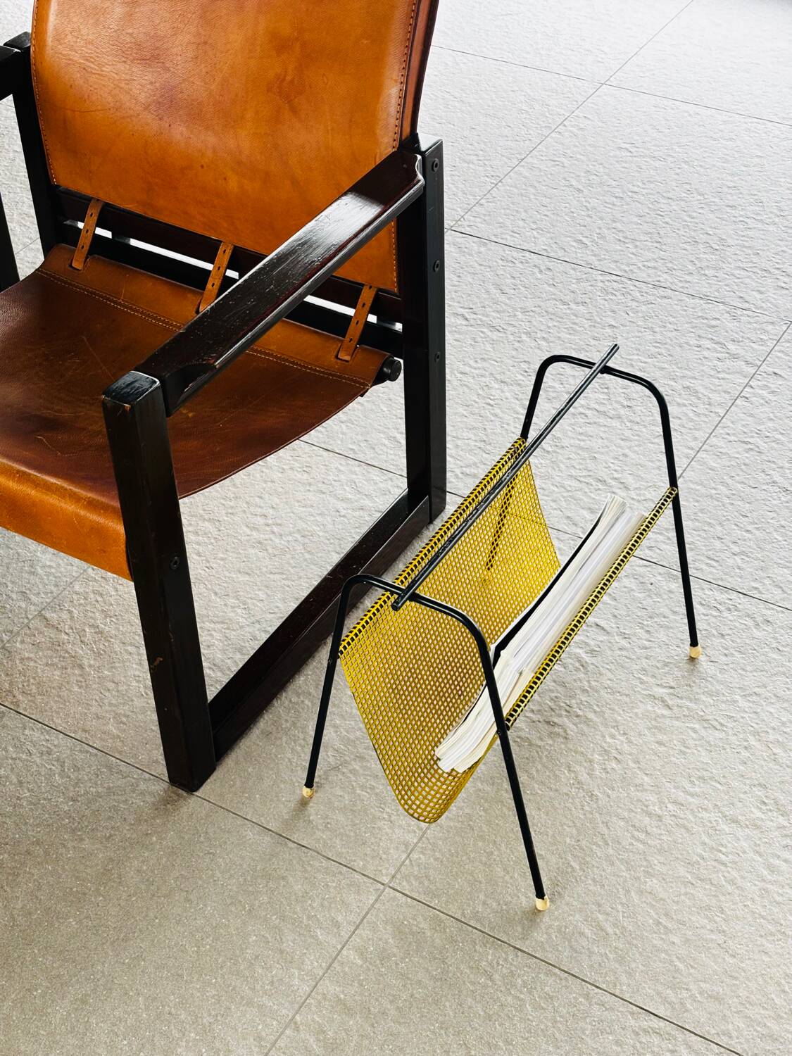 Pilastro magazine rack by Tjerk Reijenga – black metal and yellow mesh