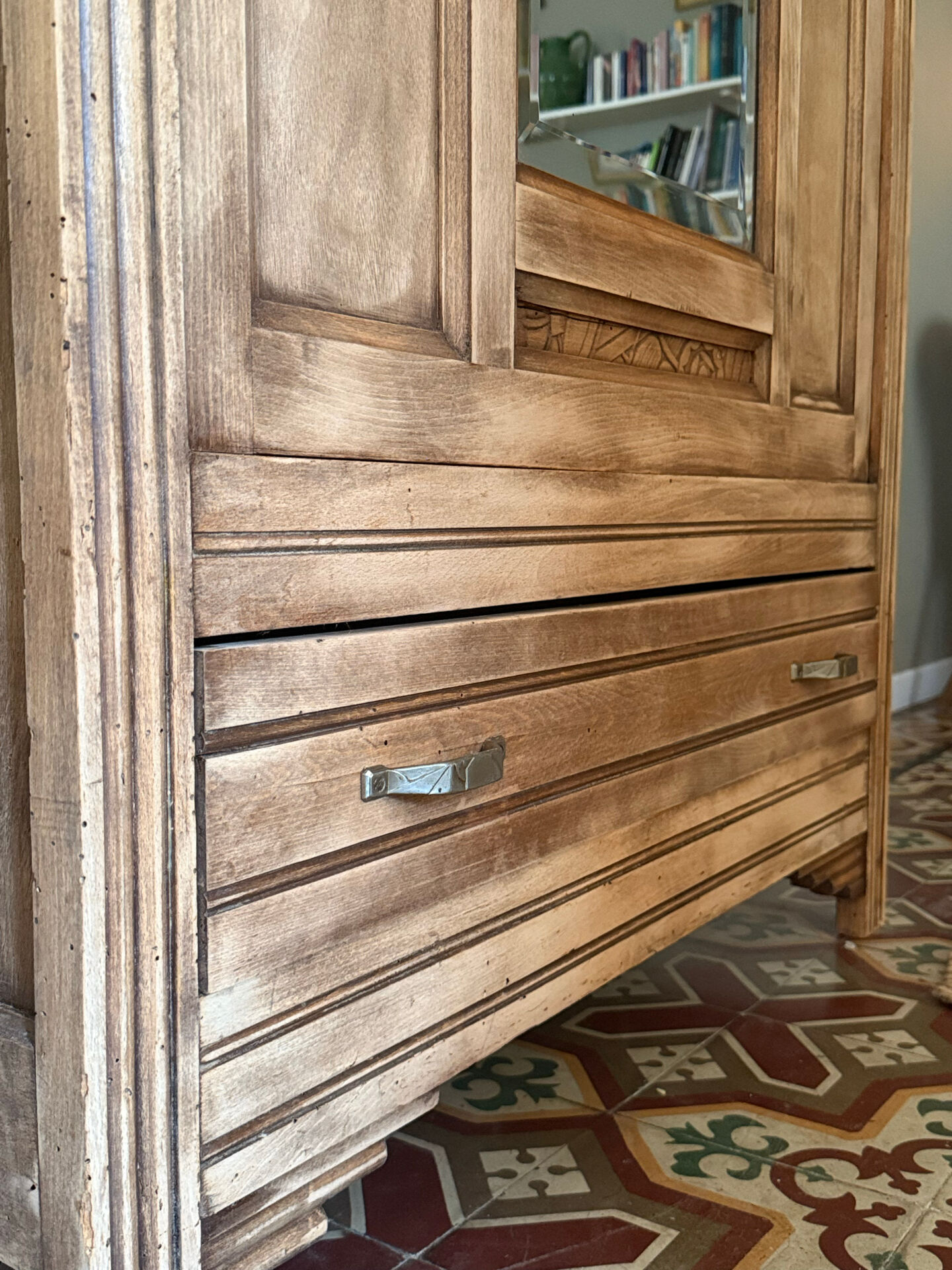 Parisian wardrobe bonnetière