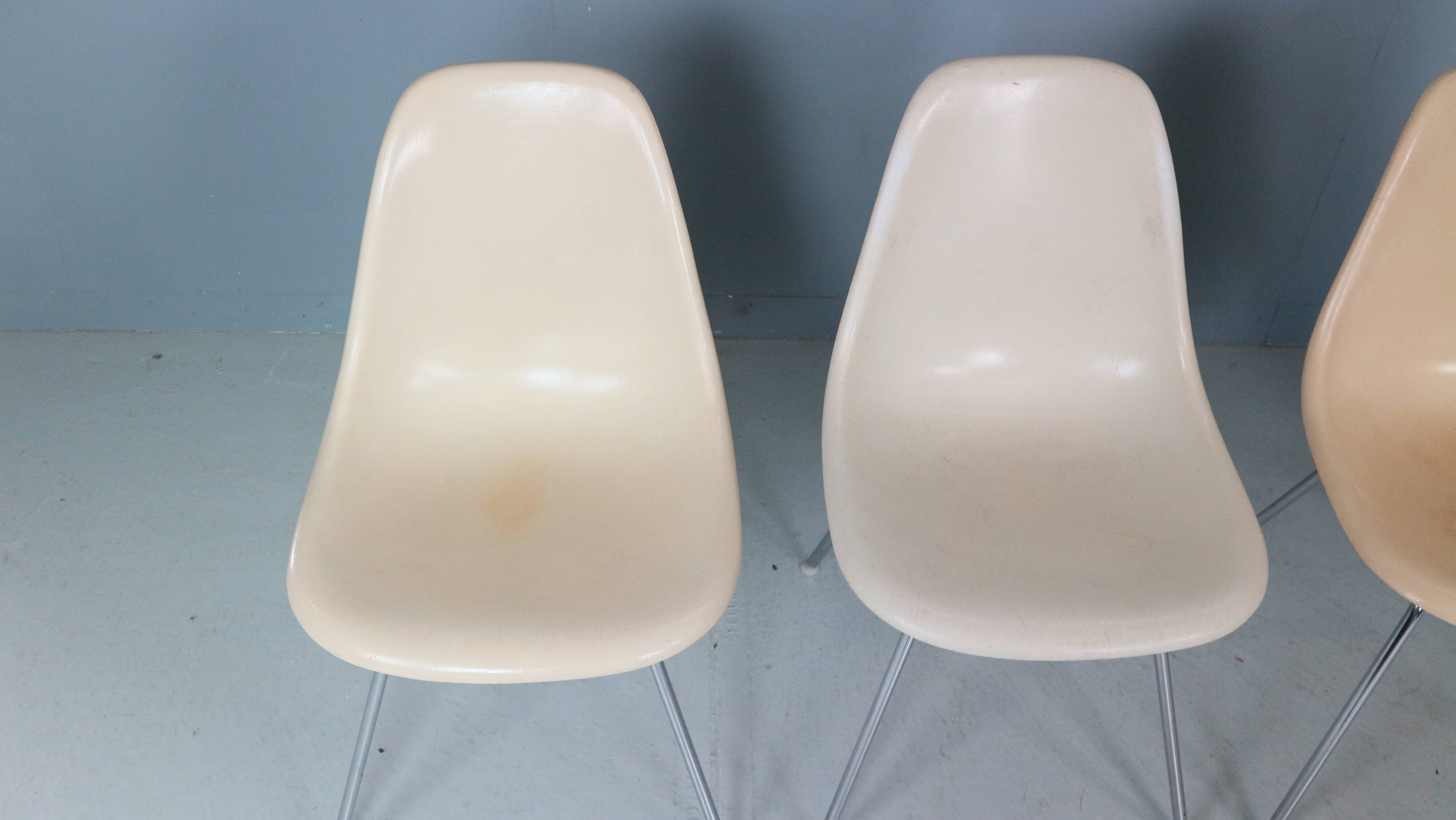 Charles & Ray Eames Set of 4 Off white "H-Base" Chairs for Herman Miller, 1960