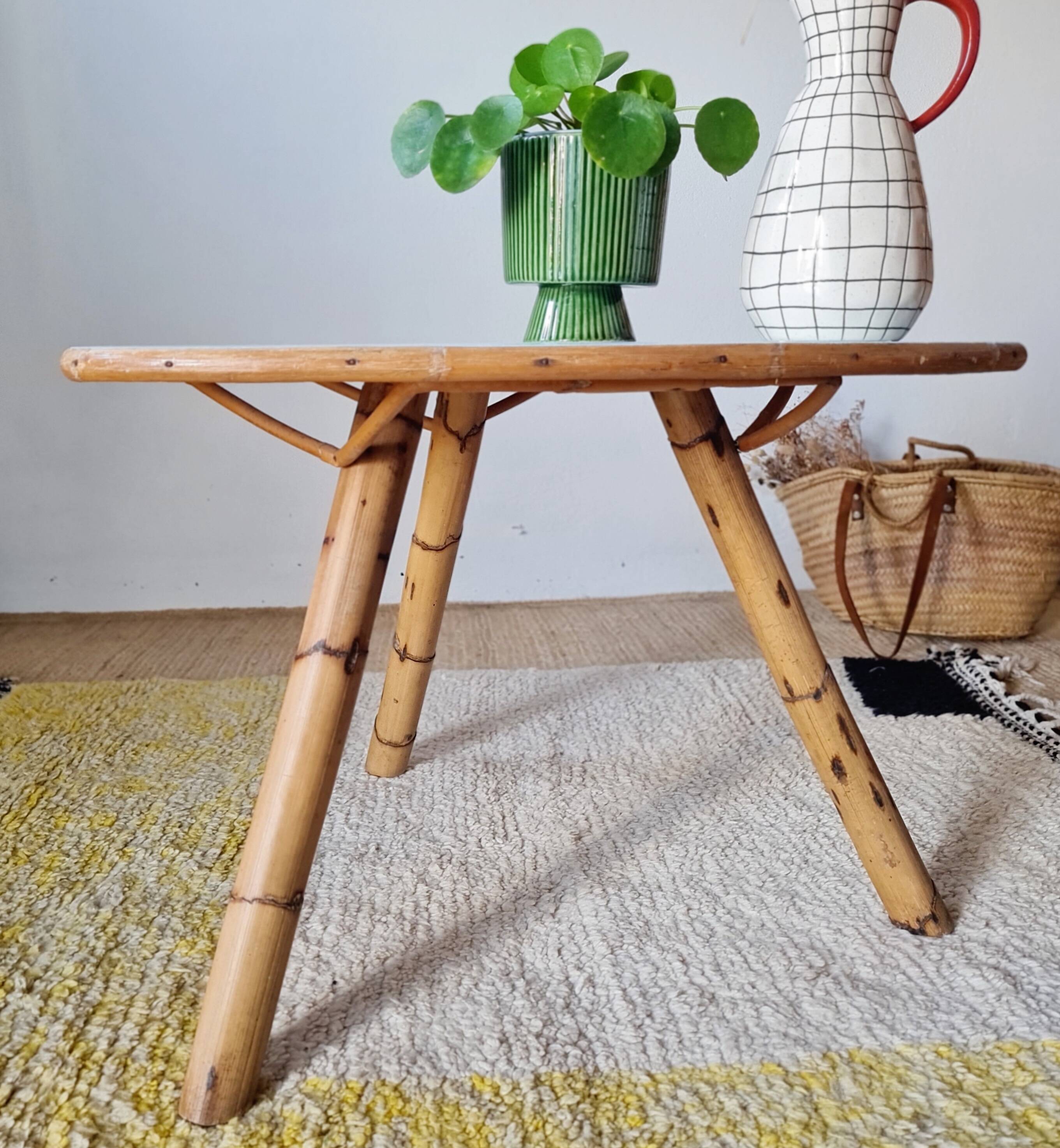 Table basse tripode – Rotin & Bambou – Plateau ovoïde bleu ciel