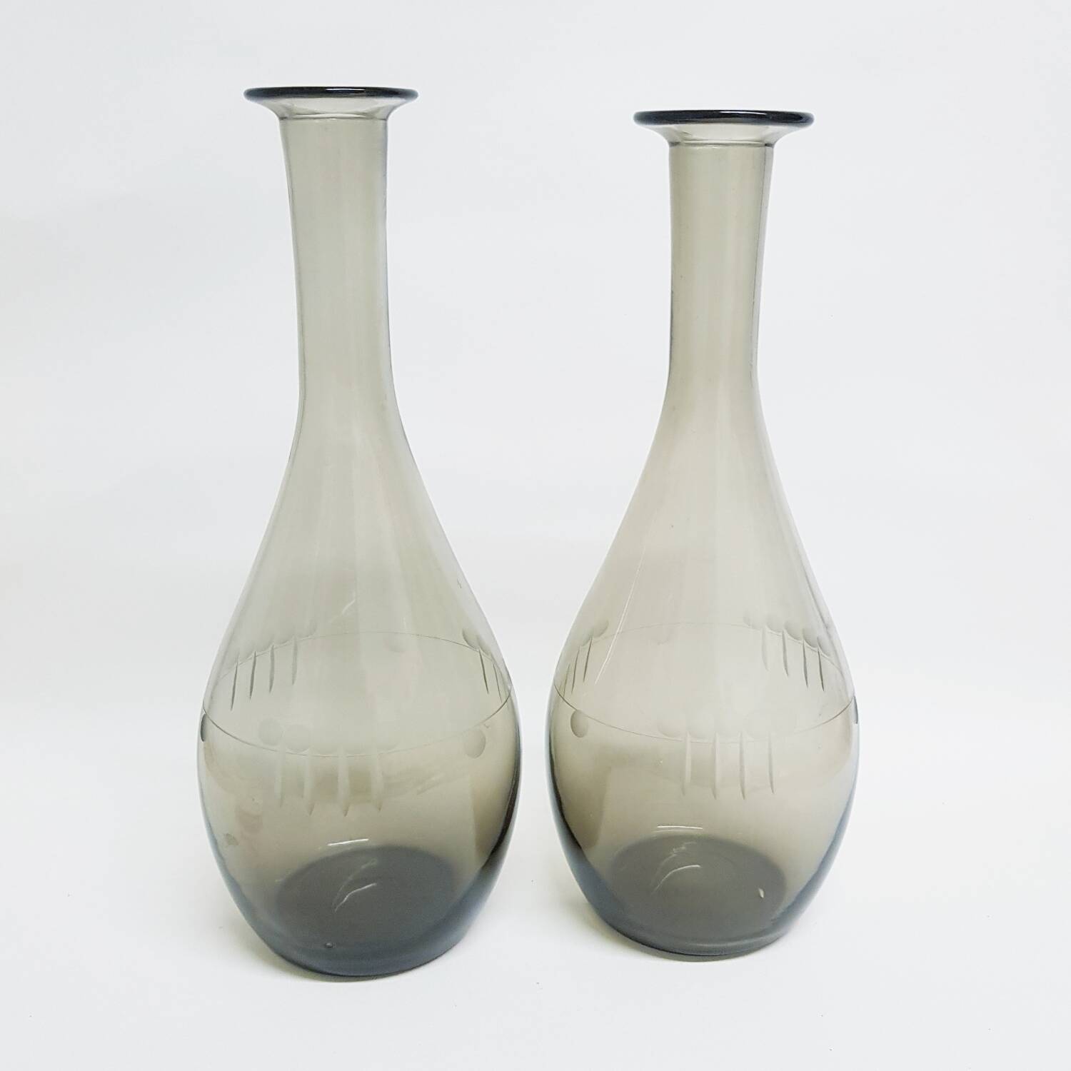 Paire de grands vases en verre fumé gravé