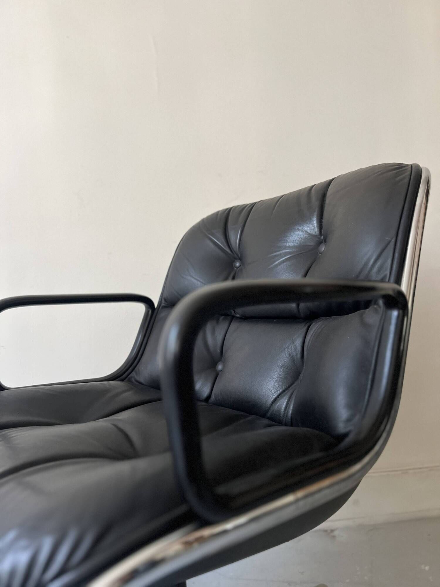 Black leather office chair and armrest by Charles Pollock for Knoll International